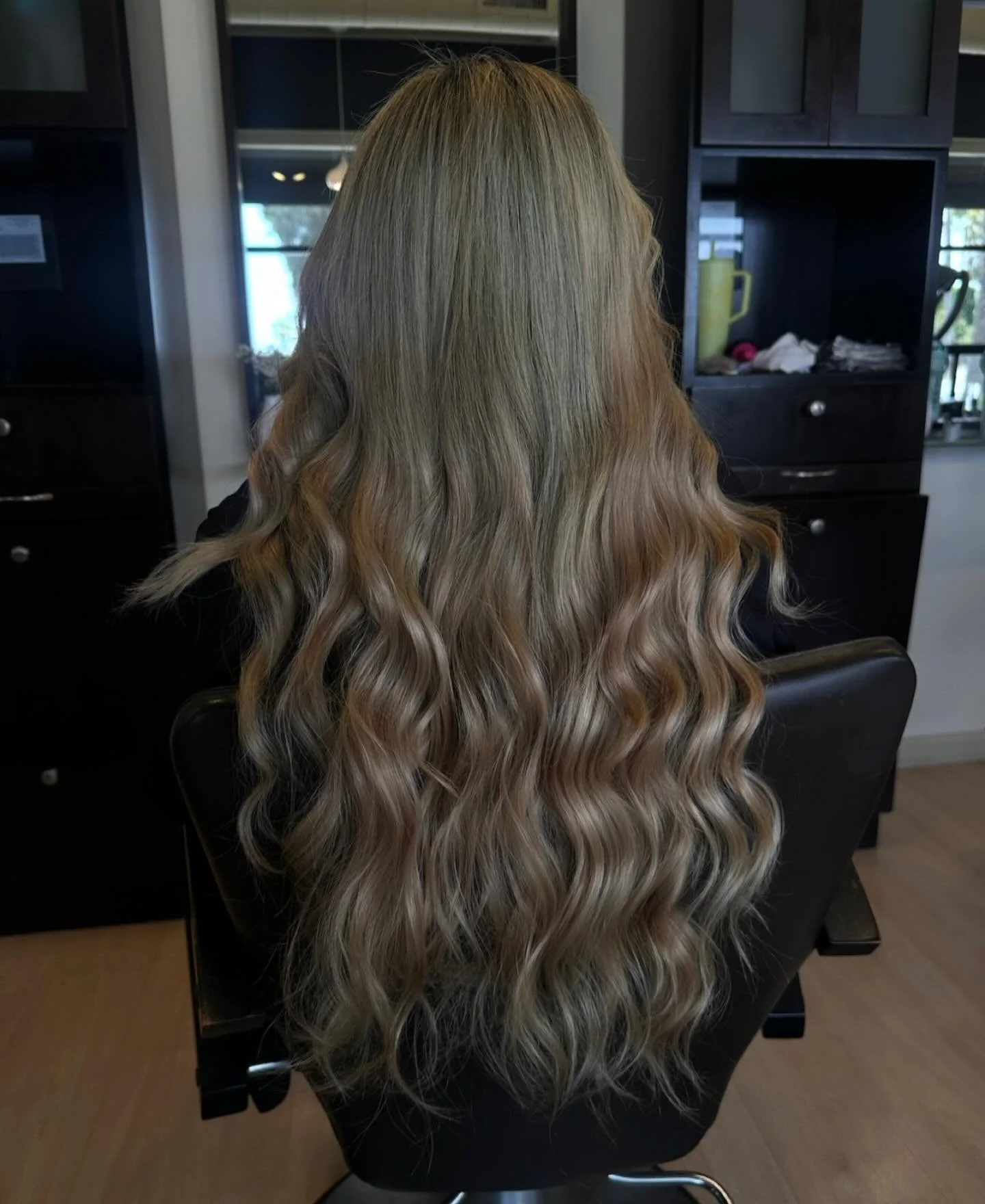 Last minute available appointments today!!💌

Jess - 1:30pm for a haircut ✂️
Hanan - 3:15pm ✂️

Call to book an appointment! @mollymoonsalon 

✂️💌featured hair by @jessicahoover33
