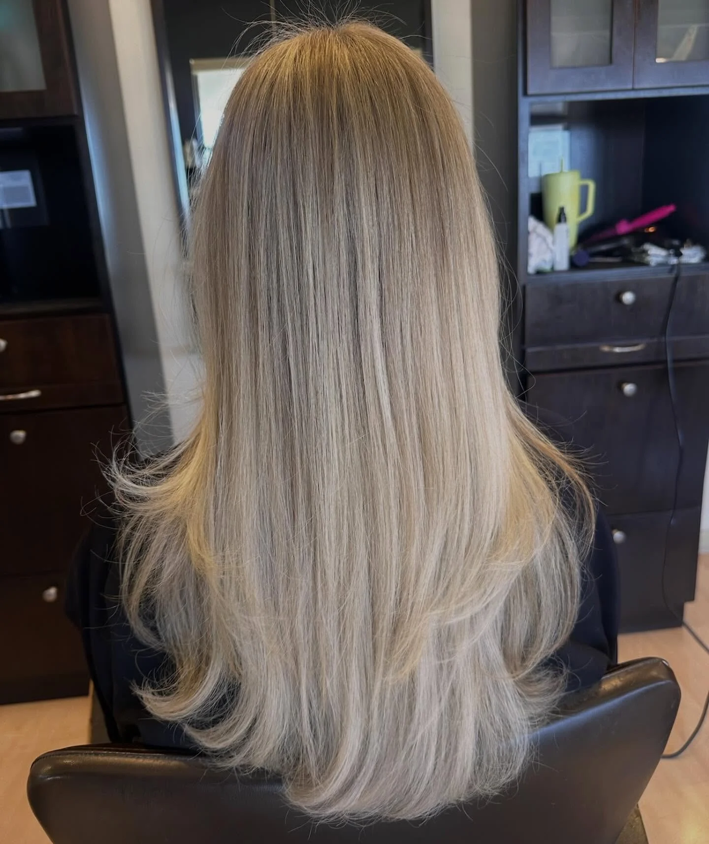 loving this look from @mollymoonsalon 

Soft, blended blonde with the prettiest bounce ✨

For this look, we used some of our favorite Bumble and bumble products to create volume, shine, and a smooth finish. Mousse helps add body and hold💌

Healthy c
