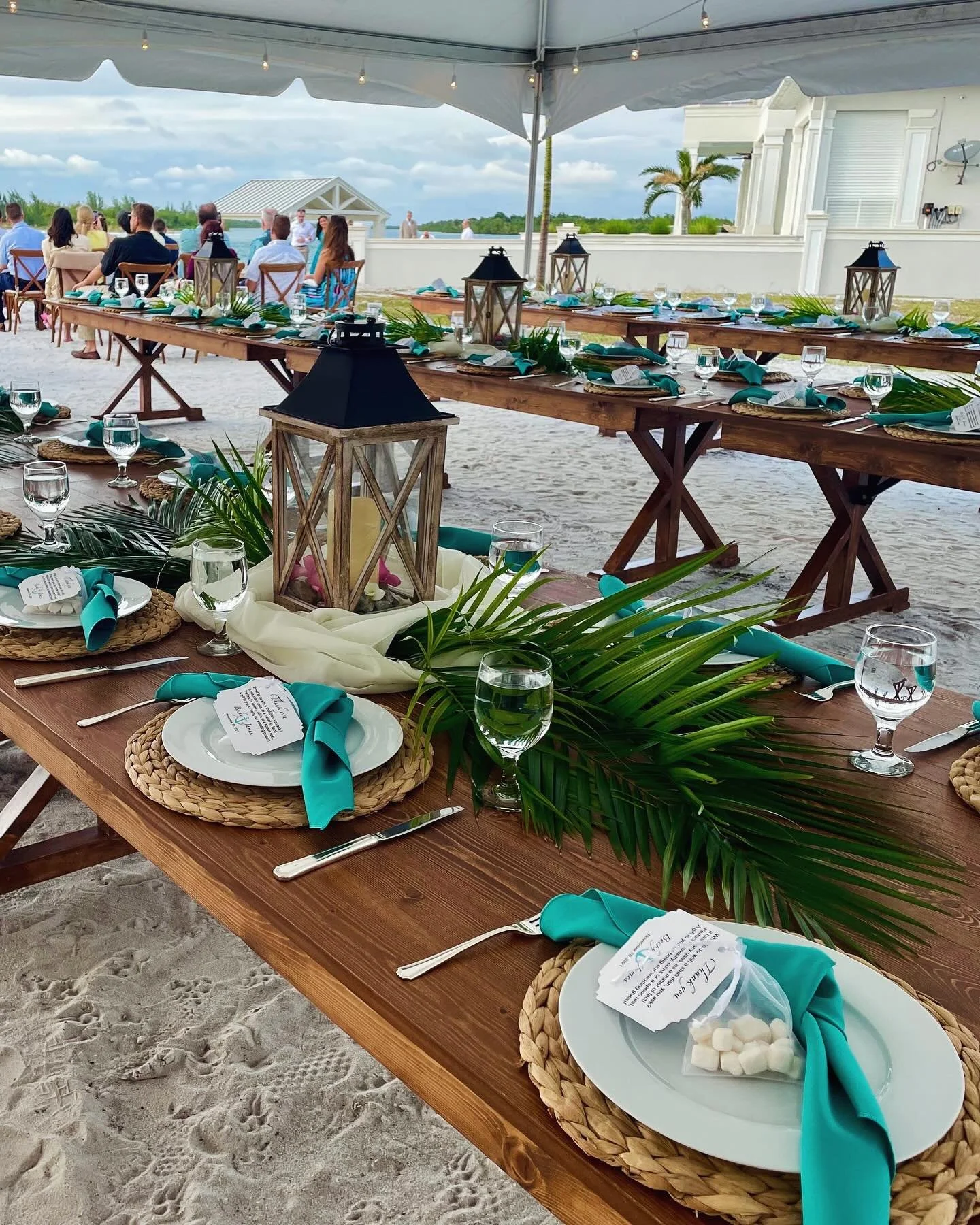 This Naples wedding by the beach was love at first bite &mdash; buffet style 😎
Toes in the sand, hearts full, and plates even fuller☀️

#NaplesBeachWedding #CateringWithLove #SouthFloridaWeddings #SpreadTheLove #BeachsideBites 
Mente Hashtags

#sout