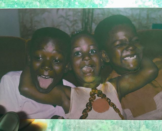 Cue the @popcaanmusic tune (&ldquo;Family! Ah me say family...)!
&bull;
#tbt#80spics #familyphotography #brothersisterlove #siblings #80sbaby #80skids