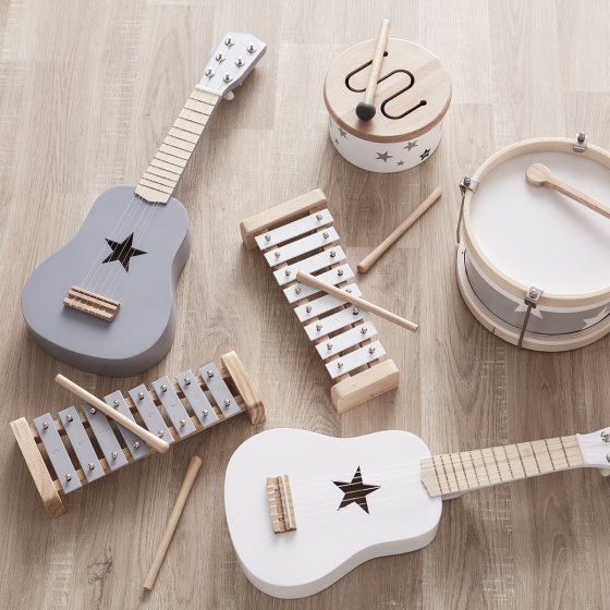 mini-guitare-idees-cadeaux-0-3-ans-noemiememories.jpeg