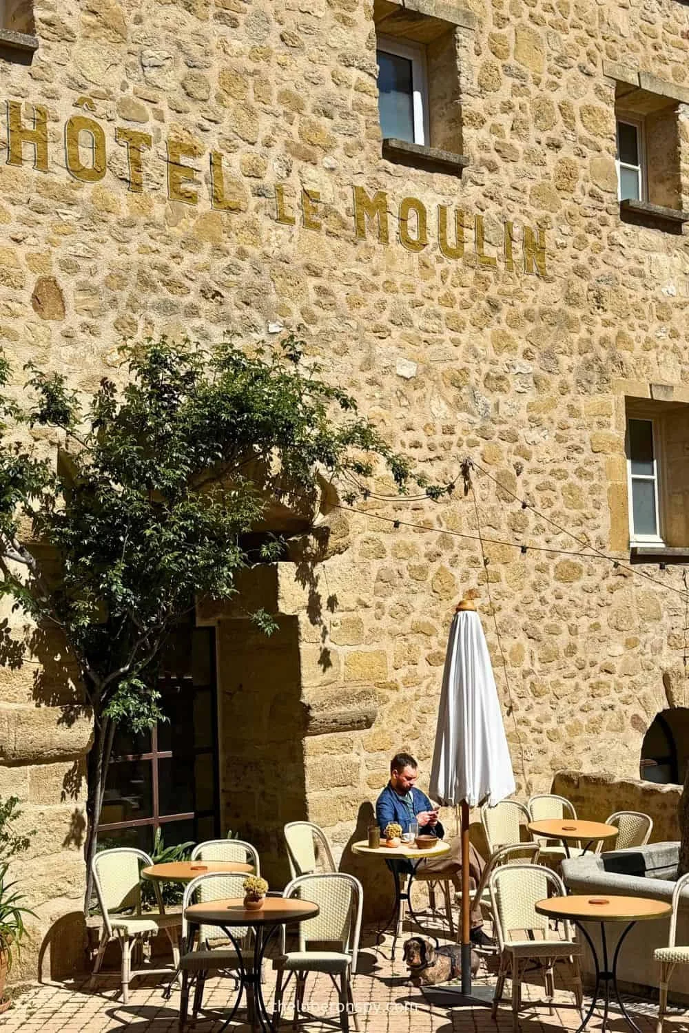 Hotel-Le-Moulin-Breakfast-Nook.jpg