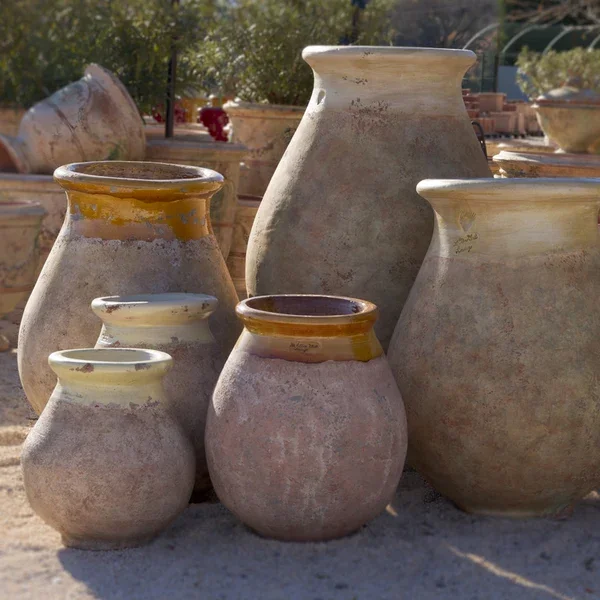 Provencal stoneware: rustic and practical