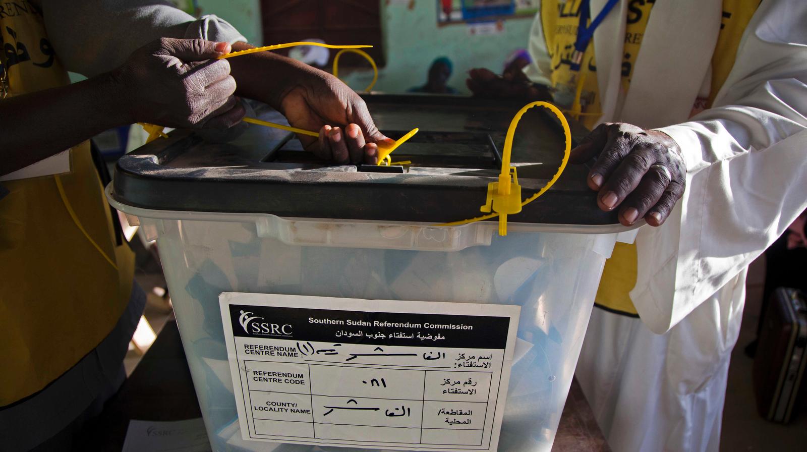 15 January 2011. El Fasher (Noth Darfur): Two Southern Sudan Referendum Comission staff members posted in El Fasher (Armed Forces Club - Polling center) close a ballot right after the closing time of the Referendum on the self determination of South…