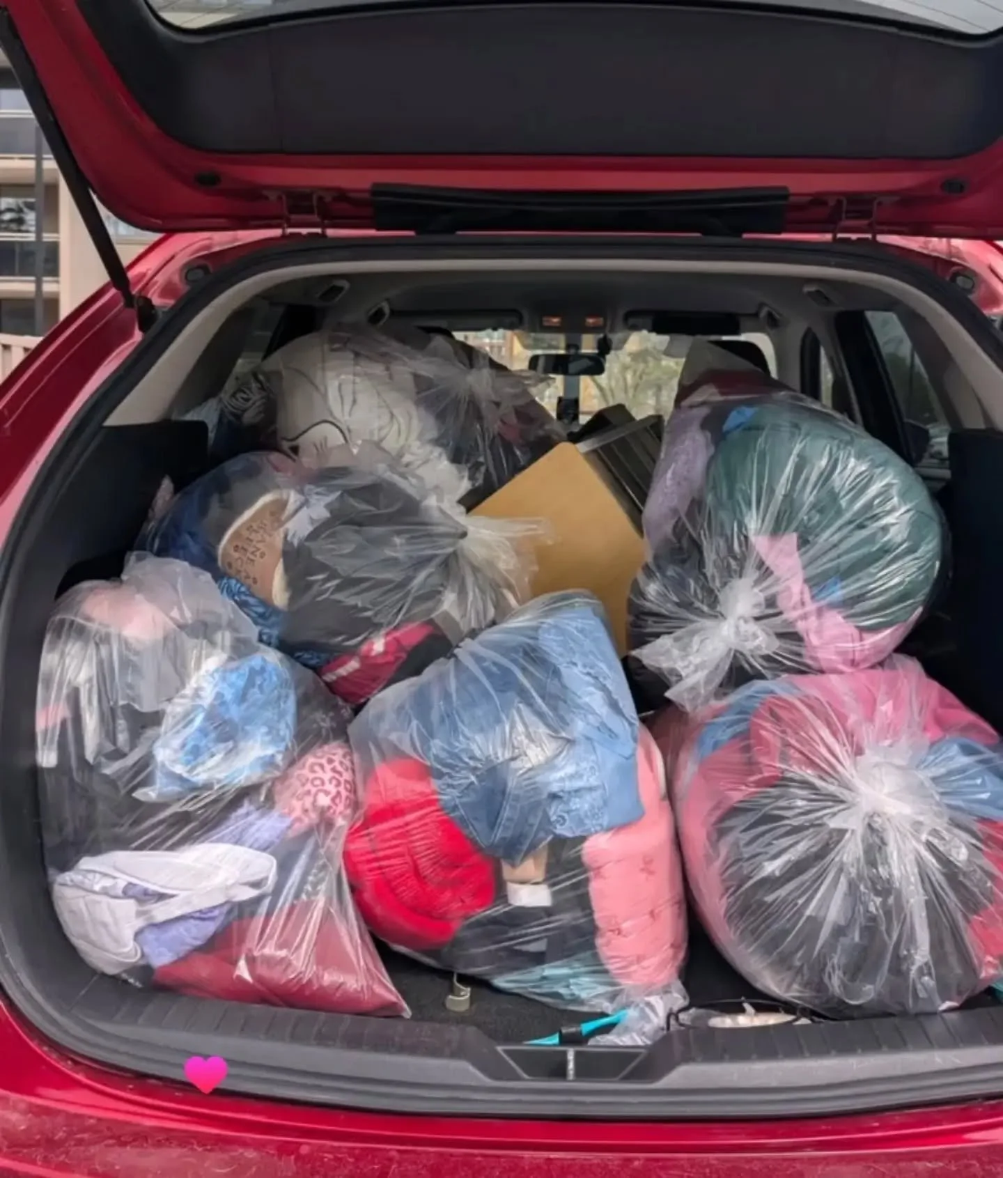 Did you know we take care of hauling donations at the end of every session, leaving you with a clear space and one less thing to do? 🤍 📦