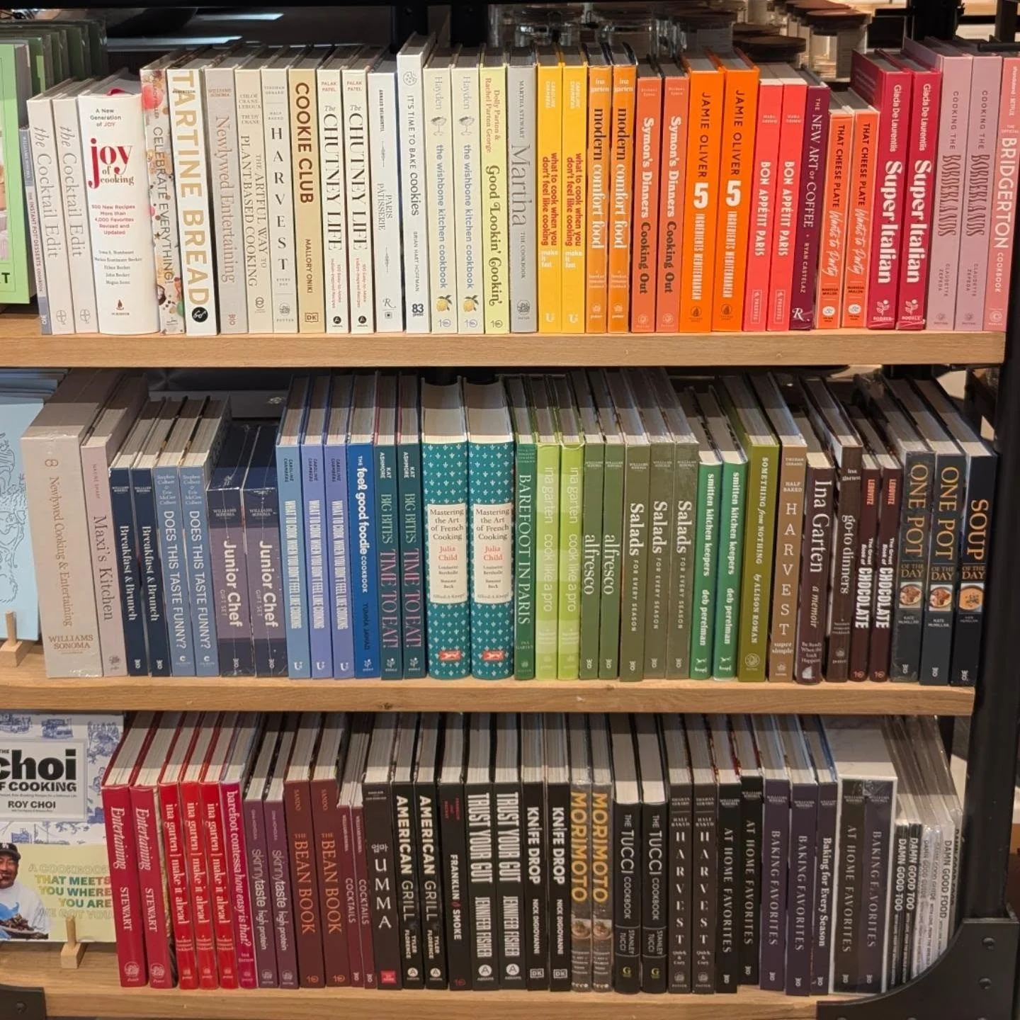 When displays at @crateandbarrelcanada stop you in your tracks. 🌈😍