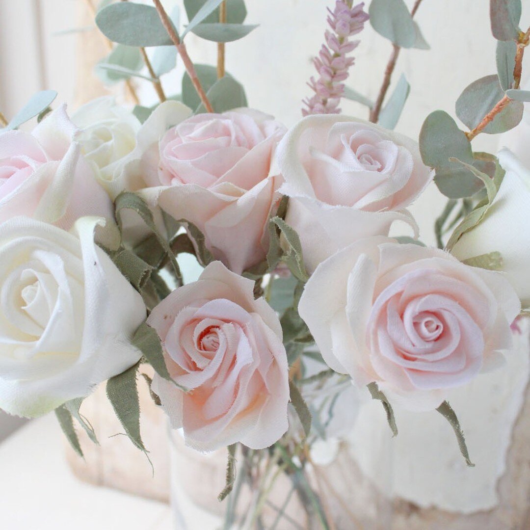 love these pink rosebuds with silver blue eucalyptus stems, a recent custom order of pink and cream flowers for a spring wedding anniversary! 
.
.
#spring #springflowers #springroses#rosebuds#pink#anniversary#2ndanniversary#wedding#pinkroses#shabbych