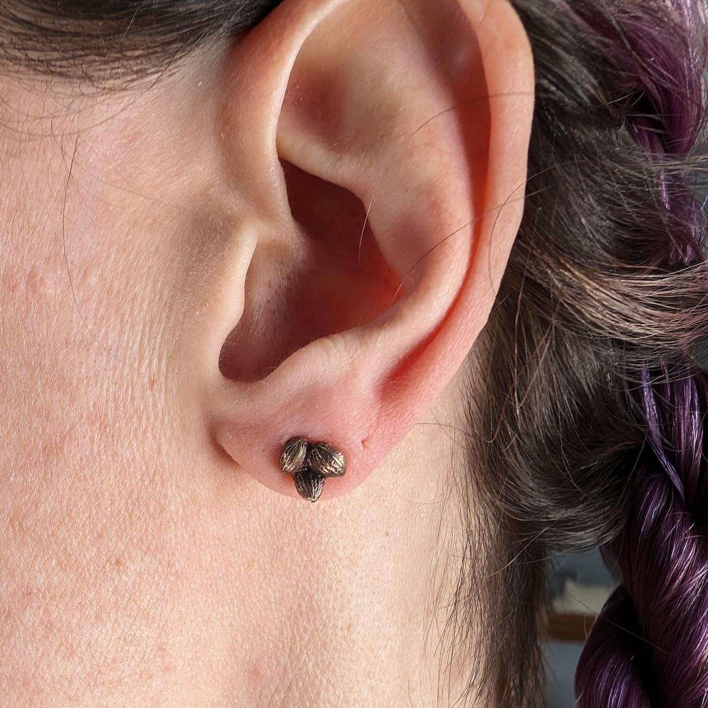 Who knew coriander seeds have such lovely texture! I casted a few of these seeds to have some fun with a pickle bracelet I made and of course had to make matching stud earrings. 

I&rsquo;m thinking about making a batch of more if there&rsquo;s any t