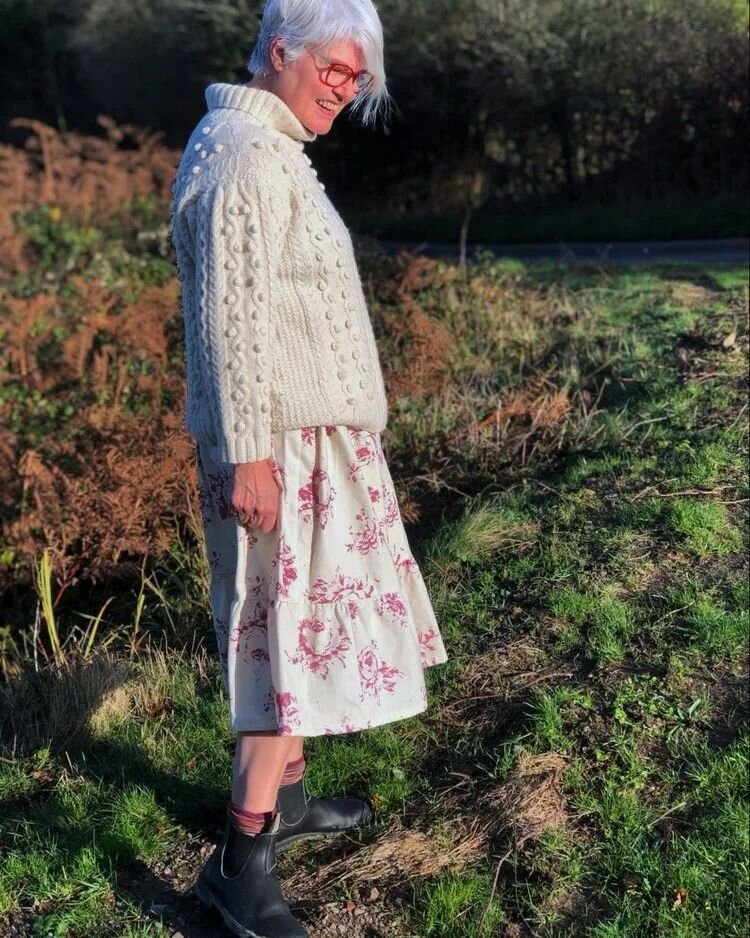 Our own organic calico floral makes a return in the shape of the magpie skirt. @rosablue plumped for the plum but other variants are available on request.

#sustainablefashion #slowfashion #fabricdesign #floraldesign #wearwhatyoulove #realmodel #rosa
