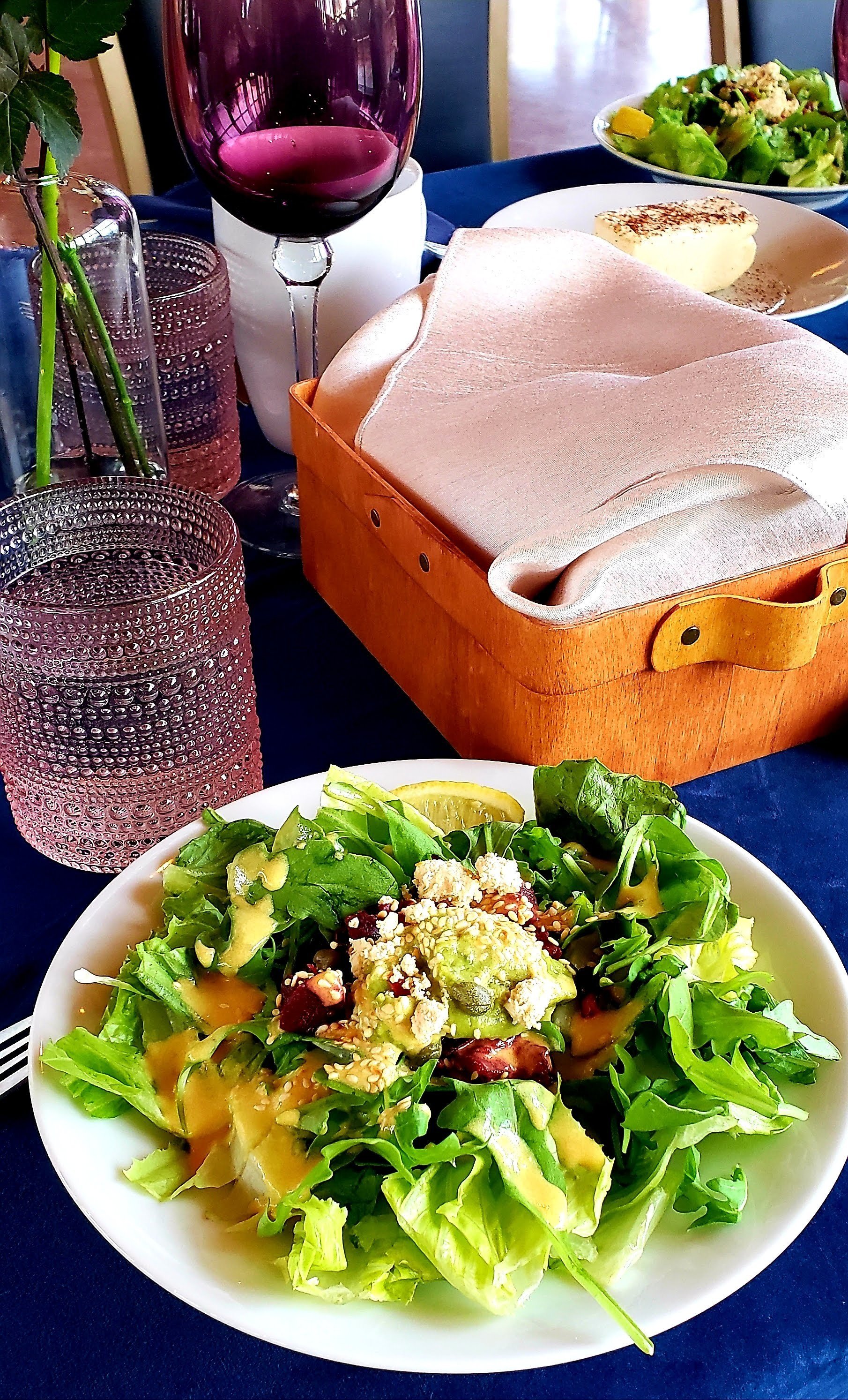 Louie+Salad+Tablescape.jpg