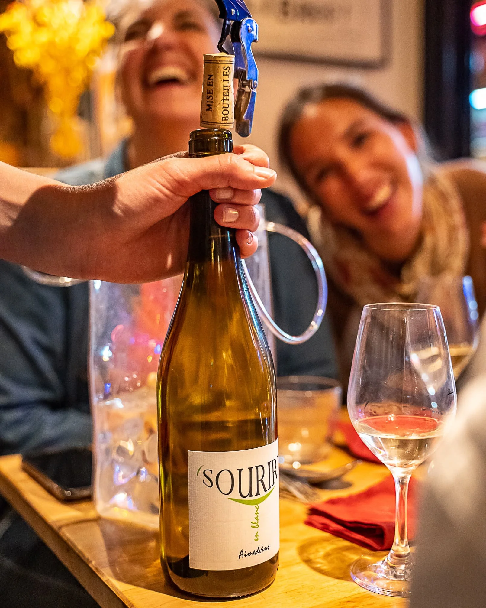 cocote et tire-bouchon - vin nature et ambiance conviviale.jpg