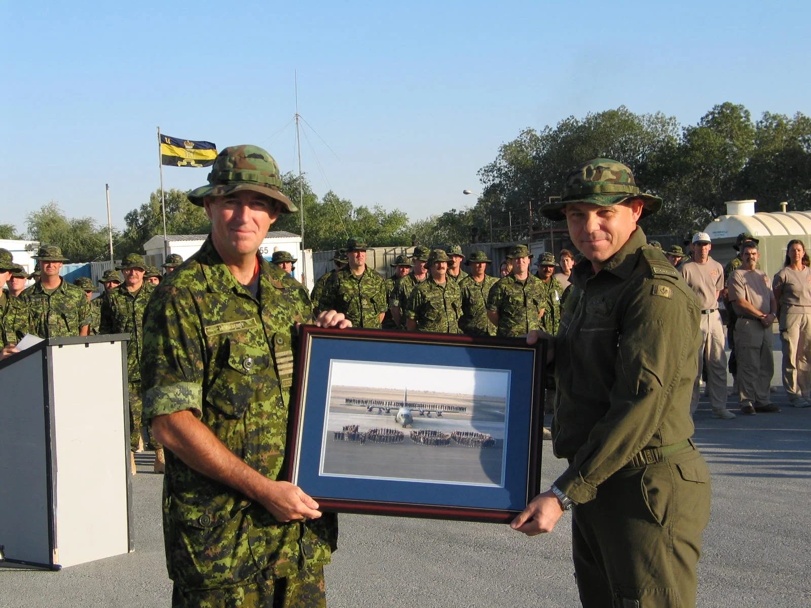 Picture Presentation to Col Henneberry Camp Mirage 2004.JPG
