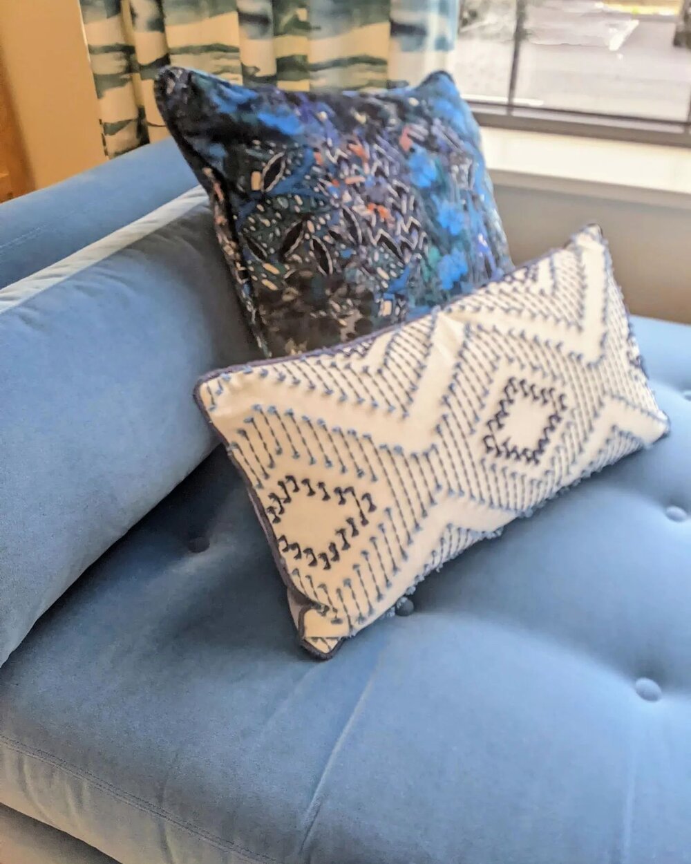 The luxurious softness of velvet and the rich color of blue come together  to create a sofa that is both stylish and inviting.  The perfect pillows just  intensify the beauty of this piece😍...oh and the coordinating drapery adds a touch of elegance.