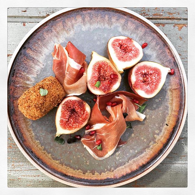 Ohhh love shooting on these pretty plates for @tomkinaustralia today. Styling &amp; photography by moi. @brandeem