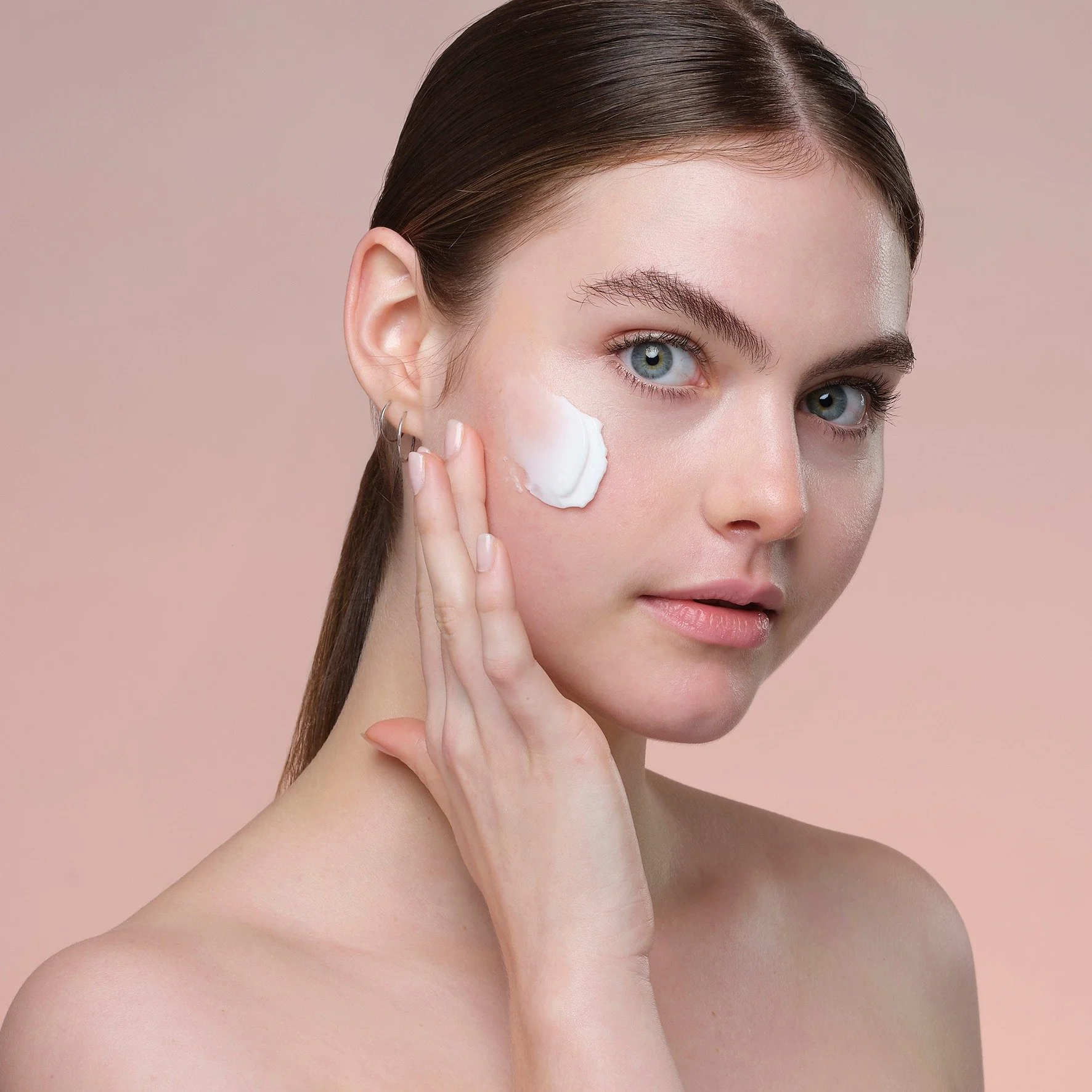 Saskia and her porcelain skin was a perfect model for our skincare shoot, so happy with the way these shots turned out with next to no retouching
#amazingskin #skincare @advancedcosmeceuticals