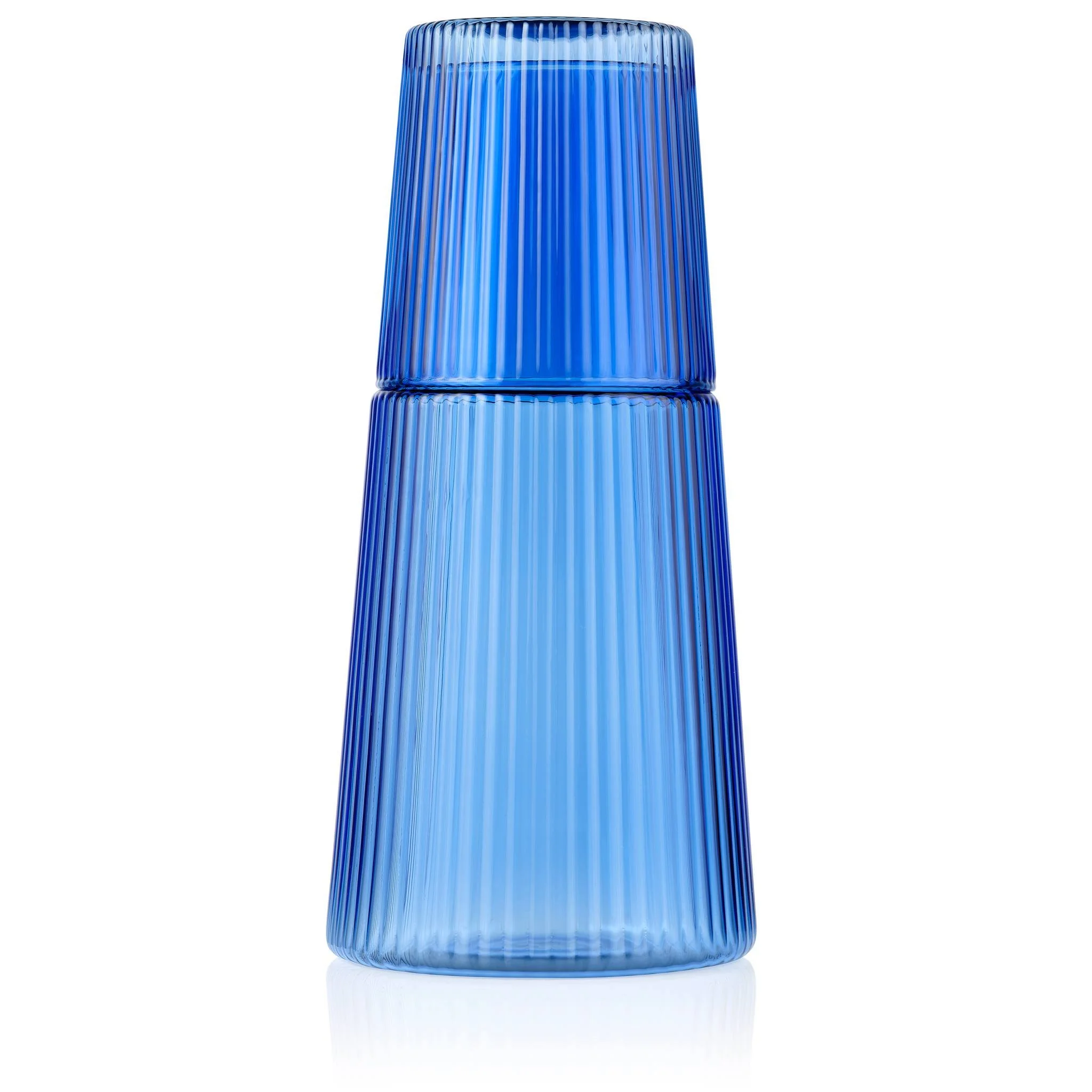 ✨ Introducing the stunning Narcisco Carafe by @noritakeaus 🌿 Crafted with elegance, this Italian-made beauty is now available in a chic blue shade (also comes in green and amber!). Perfect for adding a touch of sophistication to your hydration stati