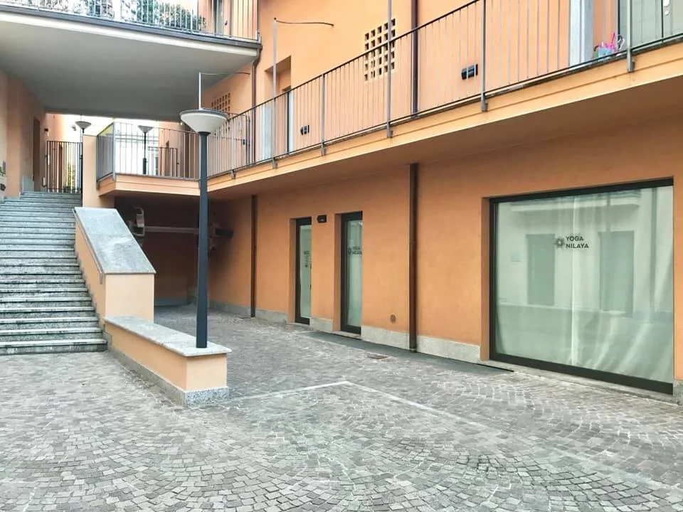 Ingresso principale nella corte interna della scuola di Ashtanga Yoga Nilaya a Lecco