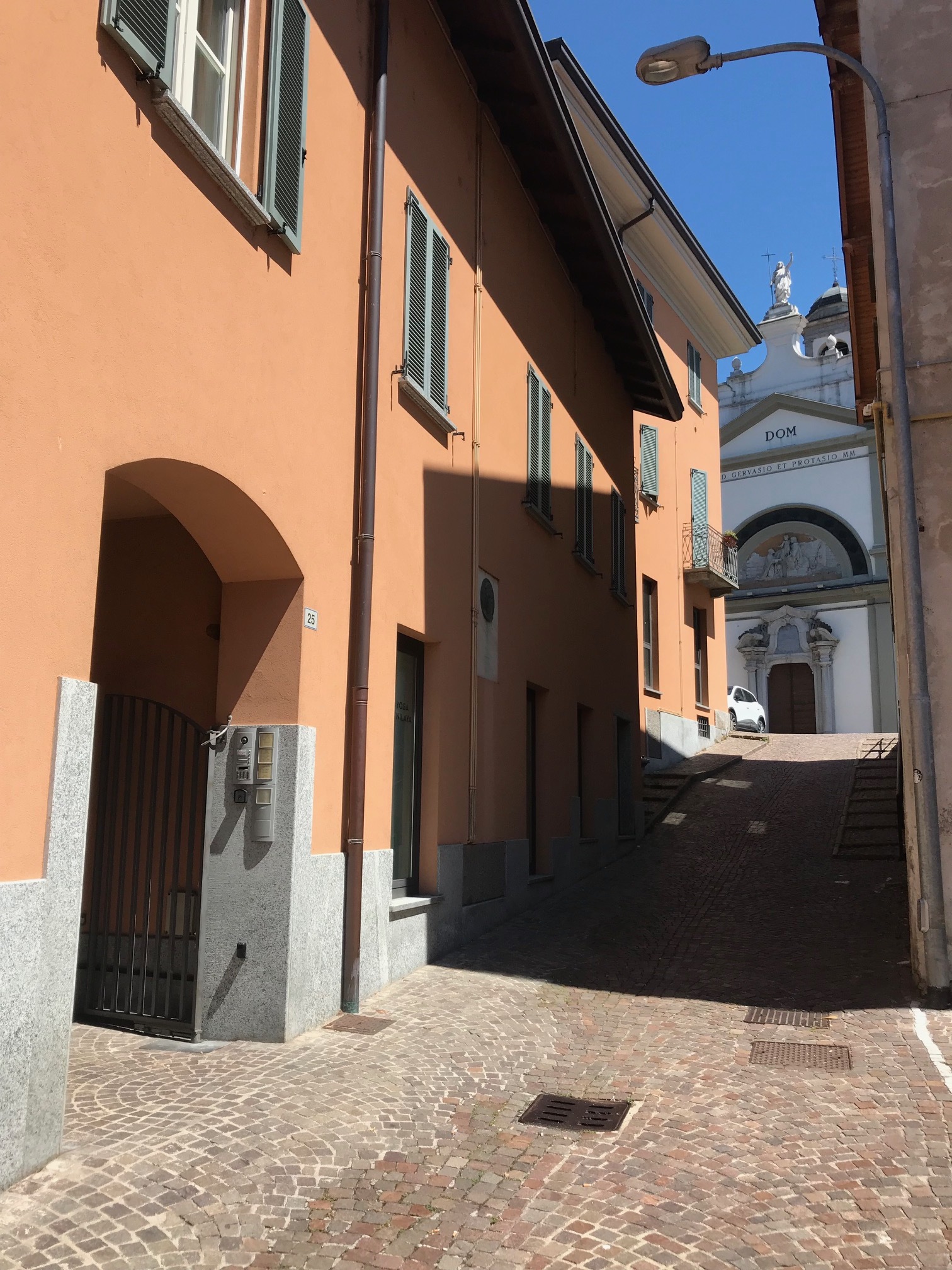 Ingresso principale della scuola di Ashtanga Yoga Nilaya a Lecco