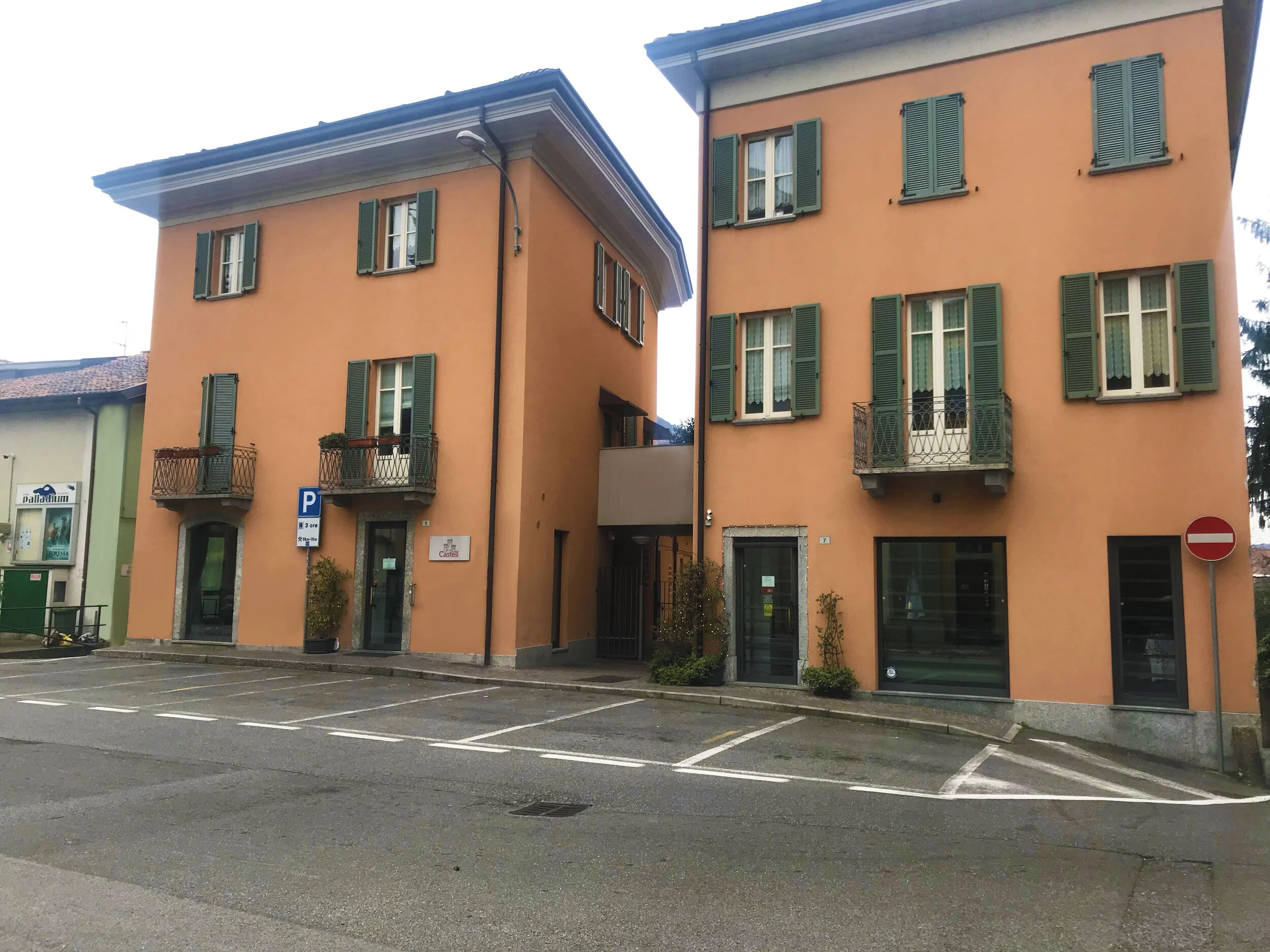 Foto della facciata esterna del palazzo di Yoga Nilaya in Via Fiumicella 25 a Lecco