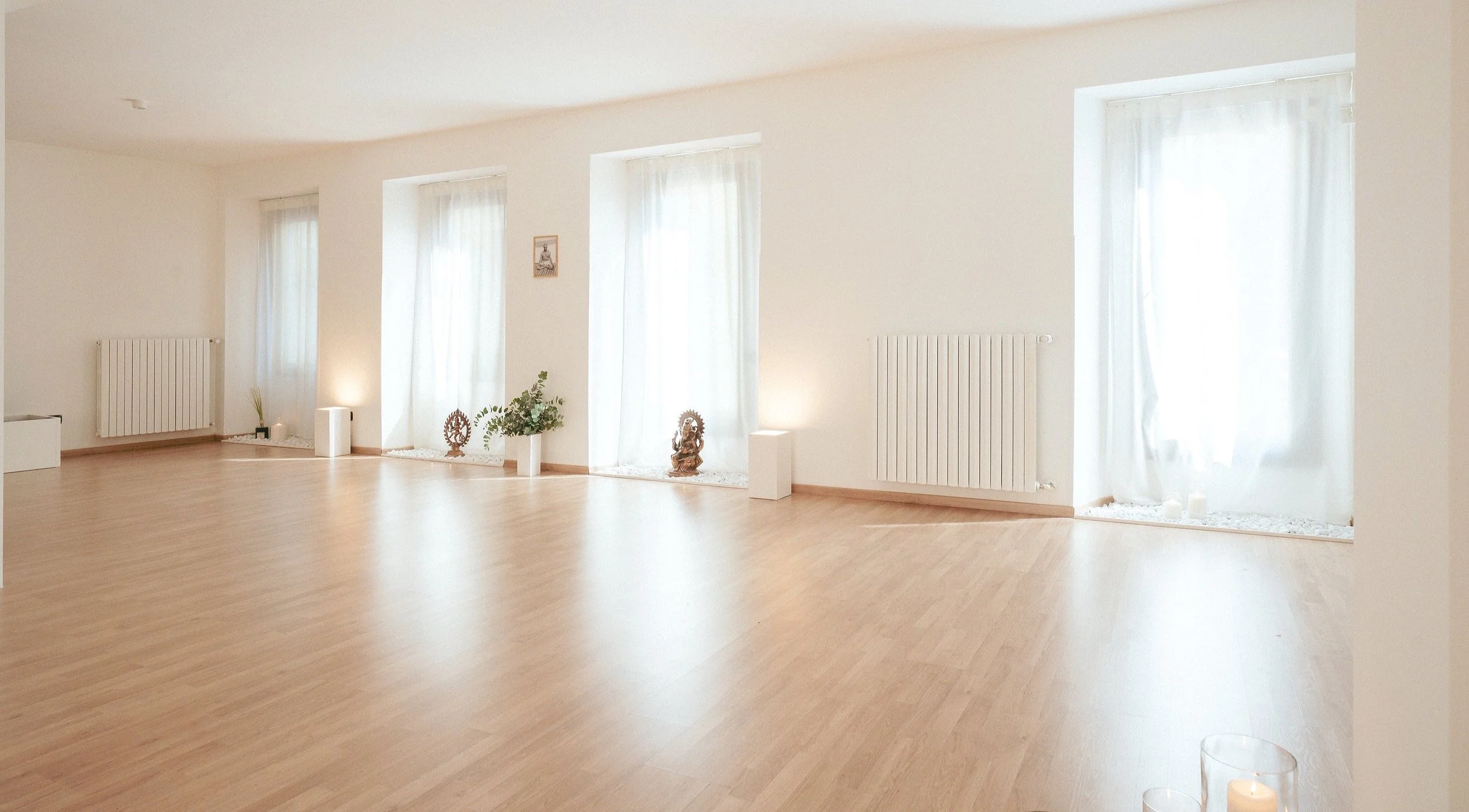 sala-yoga-scuola-nilaya-lecco.jpg