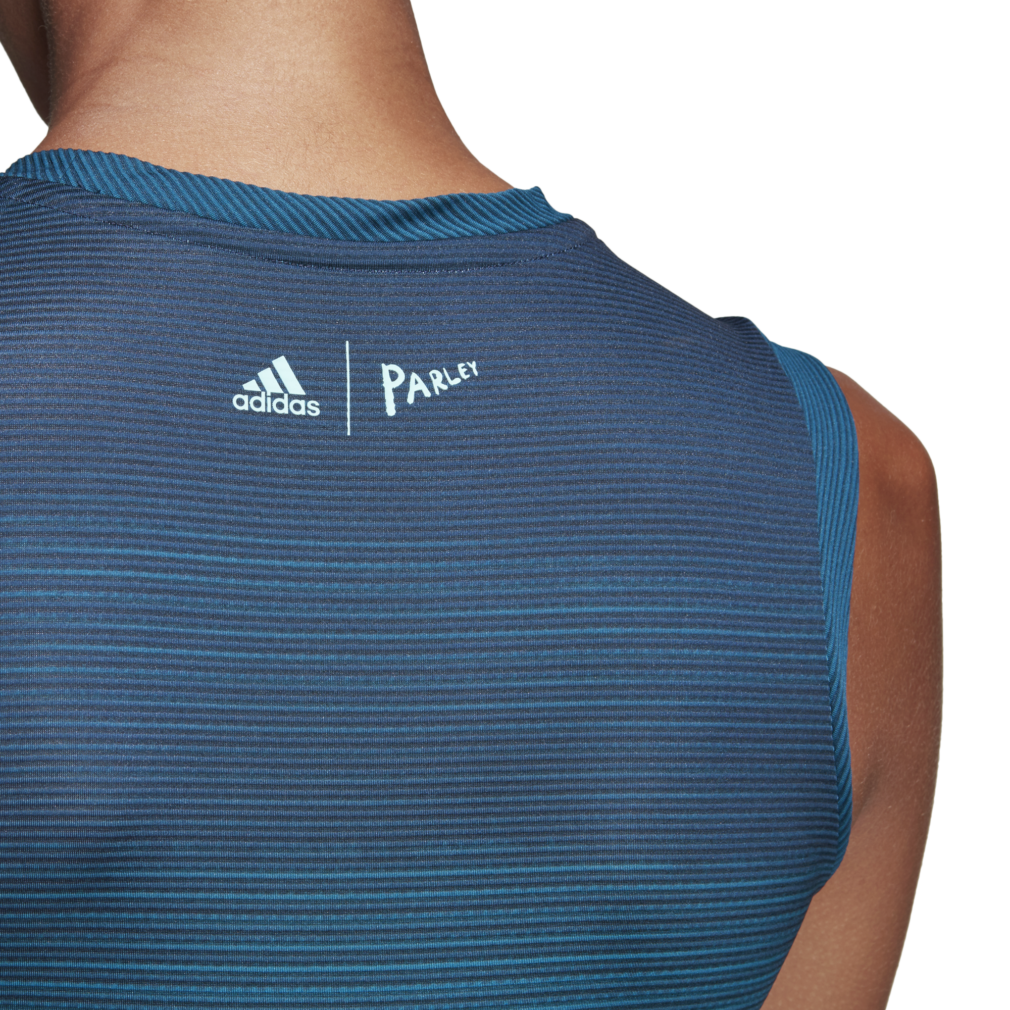 DT3962_APP_on-model_detail-1_transparent.png