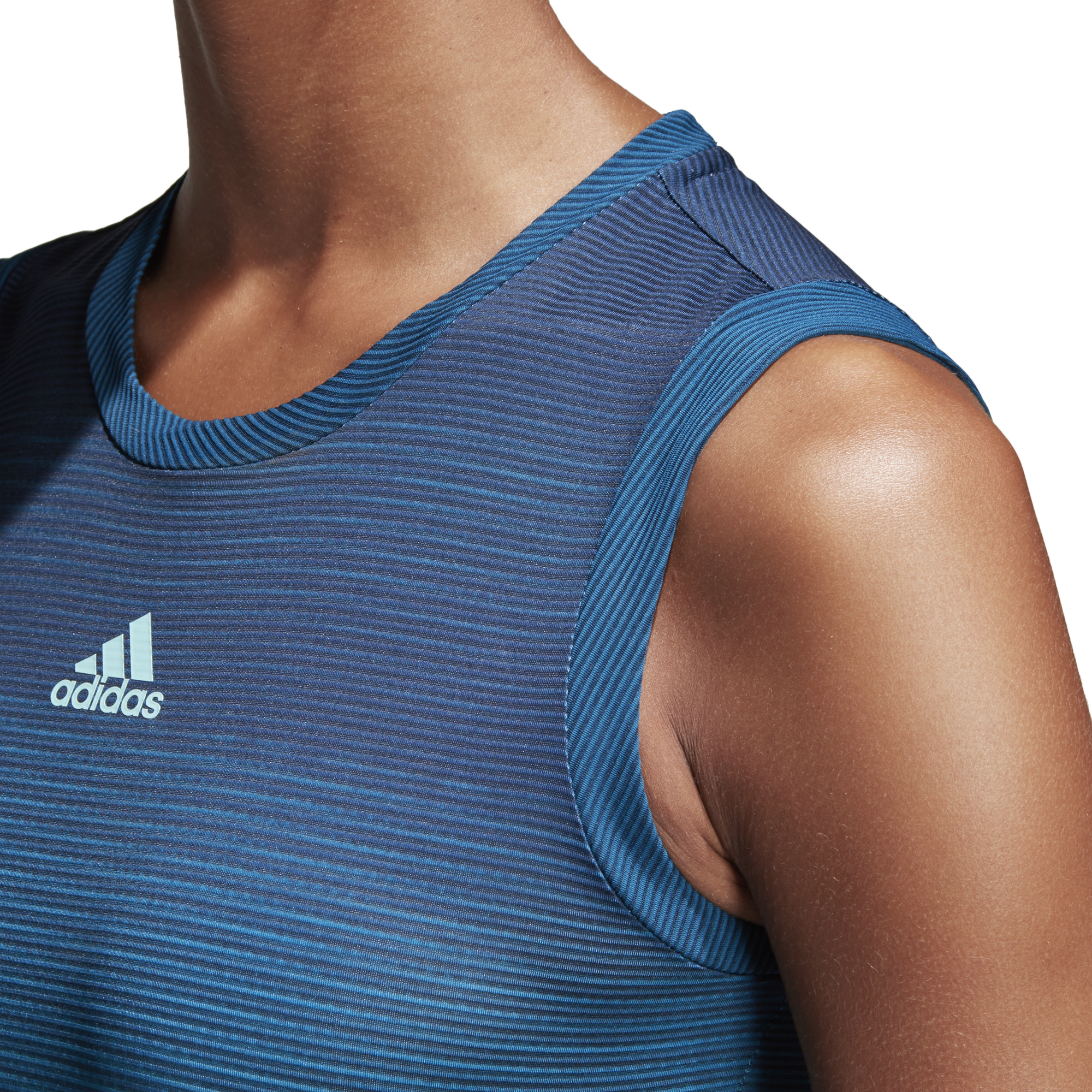 DT3962_APP_on-model_detail-2_transparent.png