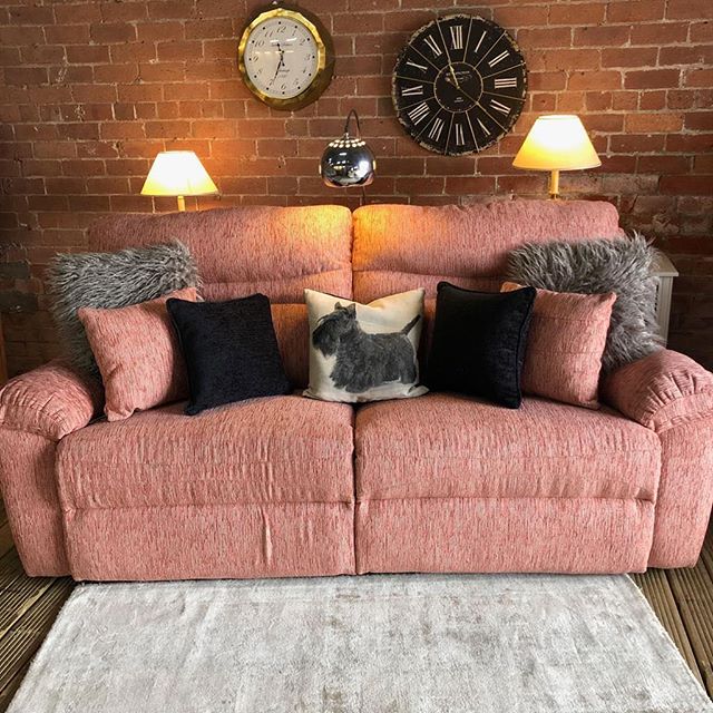 ⚡️PERFECT PINK PINSTRIPE THREE SEATER⚡️ 🙌🏻SCS ELECTRIC RECLINER🙌🏻 🌟🌟A STEAL AT &pound;399 RRP &pound;950🌟 ⏰🚀ORDER TODAY, DELIVERED TODAY⏰ 🎉SHOP OUR FACEBOOK / INSTAGRAM
🎉#yorkshire #cosychair #loveleeds #sofashop