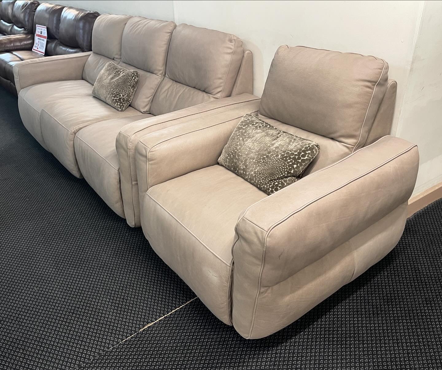 🚨 SPECIAL OFFER! 🚨 

Beautiful pure natural Italian leather 3+1 power recliner Furniture Village sofa set - only &pound;1799!

📍 Call into the showroom at 2 Clarence Rd, Leeds LS10 1ND