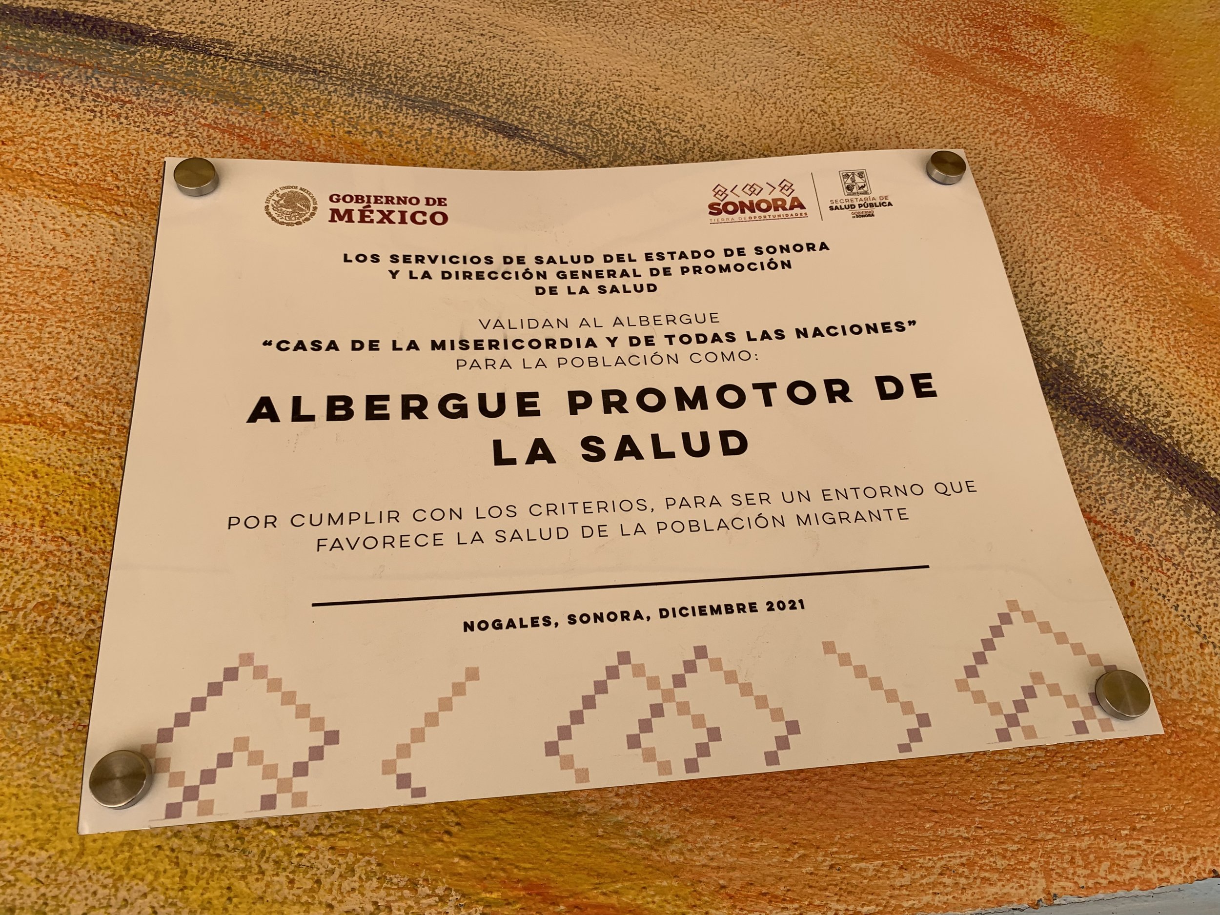 Certificate proclaiming the organization as a health-promoting hostel for meeting the criteria to be an environment that favors the health of the migrant population. 