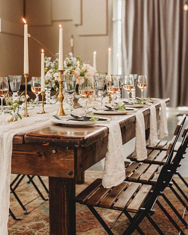 We love when guests choose family style- allowing their guests to interact, share, and eat like they mean it
.
.
Photography | @analyphoto
Coordinator + Stylist | @peachykeencoordination
Florist | @foragedblooms
Rentals | @classicvintagerentals
Desse