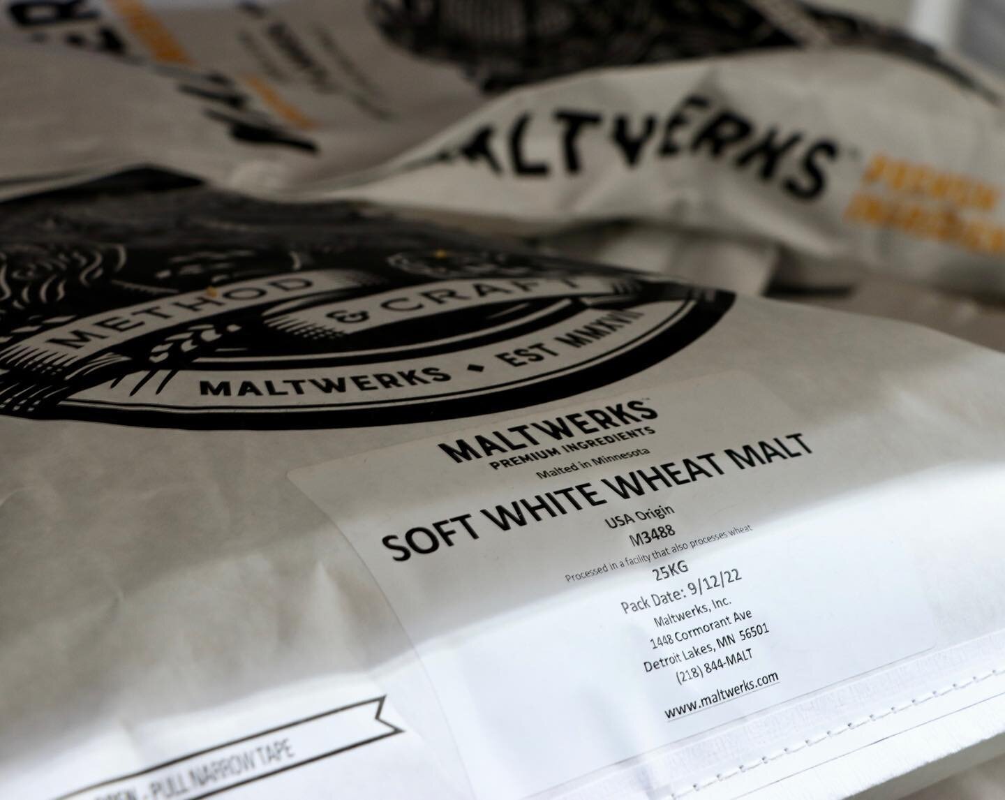 White Wheat Flakes widely used in Witbier, available FRESH every week! ⁠
⁠
Looking for your very own delicious bags to brew with? 😉 Let us know, and we will add you to this weeks delivery! ⁠
⁠
⁠
⁠
⁠
⁠
⁠
⁠
⁠
⁠
⁠
#maltwerks #craftmalt #craftbeer #drin