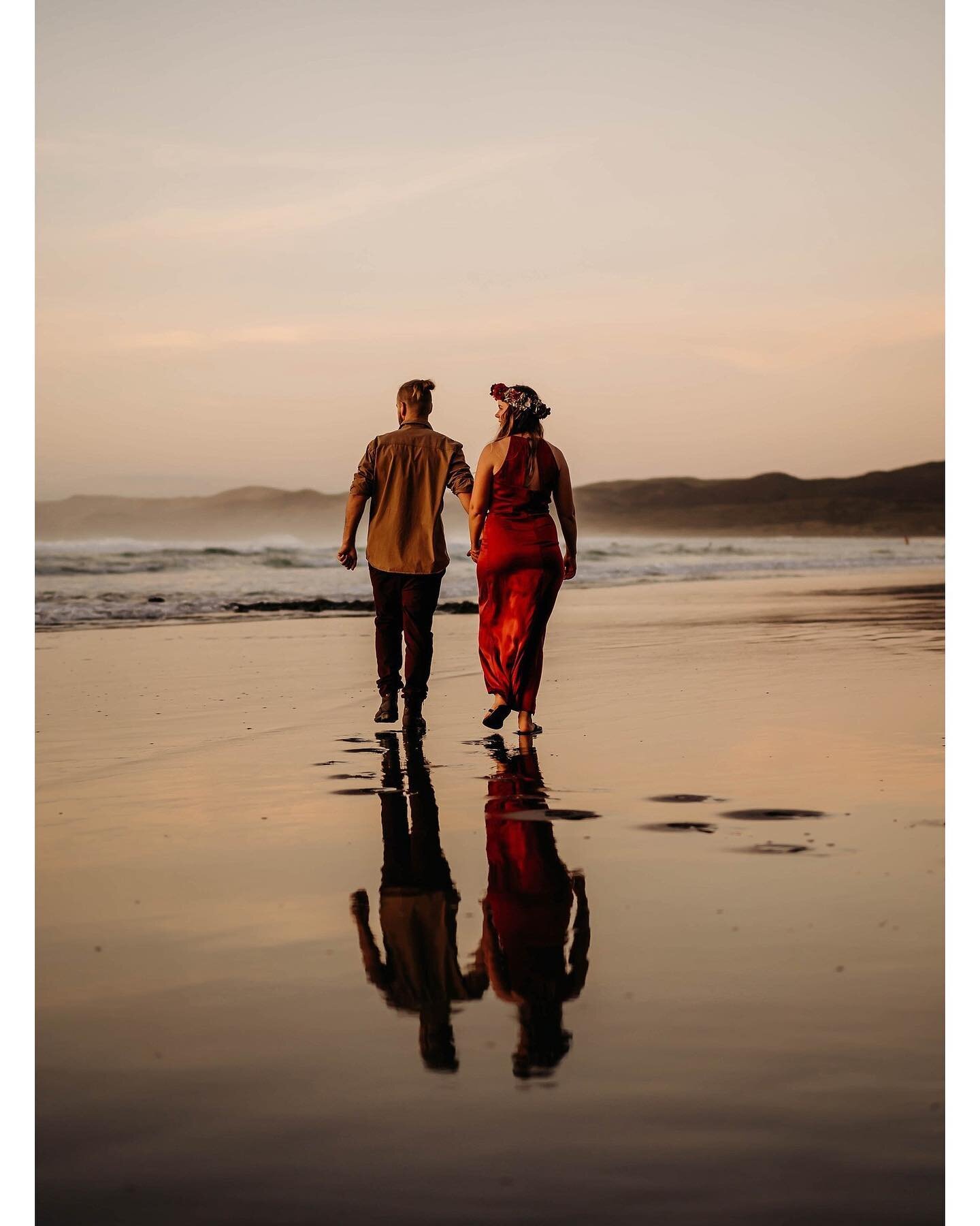 A little Bird told me that it was Jared&rsquo;s Birthday today so I cracked on with the editing of Jared and Catherine&rsquo;s engagement shoot photos from Sunday evening out at Raglan, New Zealand ....
Raglan certainly put on a light show for them w