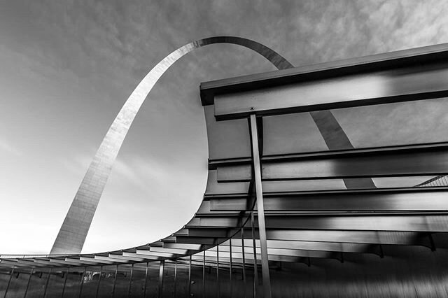 Great Curves. Gateway Arch and the new Visitor Center entrance.  #nationalparks #findyourpark #outdooradventures #nationalparkobsessed #nationalparkservice #usinterior #nationalparksandmonuments #national_park_photography #gatewayarchnationalpark #np