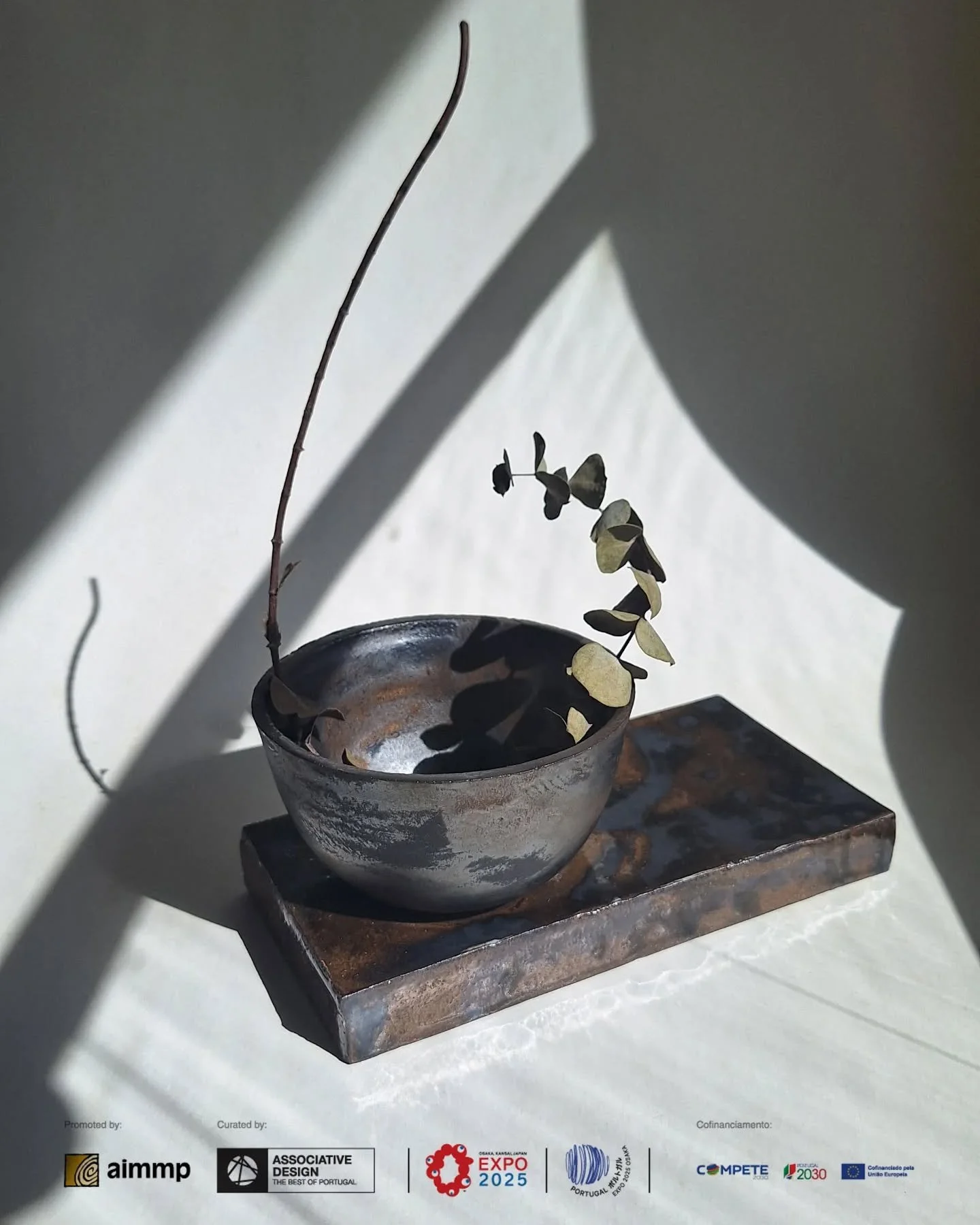 De hoje a um m&ecirc;s, o vaso U, da cole&ccedil;&atilde;o Um Sil&ecirc;ncio Maior, vai marcar presen&ccedil;a na exposi&ccedil;&atilde;o SECOND LIFE &ndash; Design with Memory, Future with Meaning, no Pavilh&atilde;o de Portugal da Expo Osaka 2025. 
