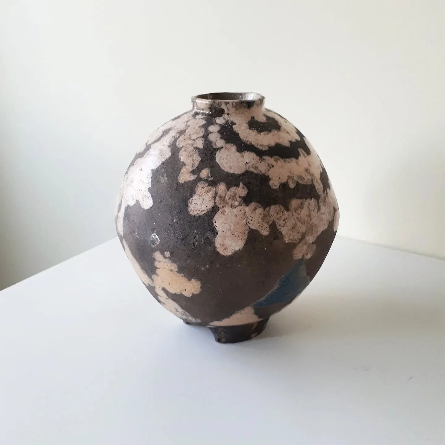 A revisitar as fotos do primeiro workshop de raku que fiz em 2016 com a @teresabranc.o. Custou-me adaptar &agrave;s imprevisibilidades das mat&eacute;rias, mas entre v&aacute;rias pe&ccedil;as houve uma que ficou como mem&oacute;ria &mdash; um lembre