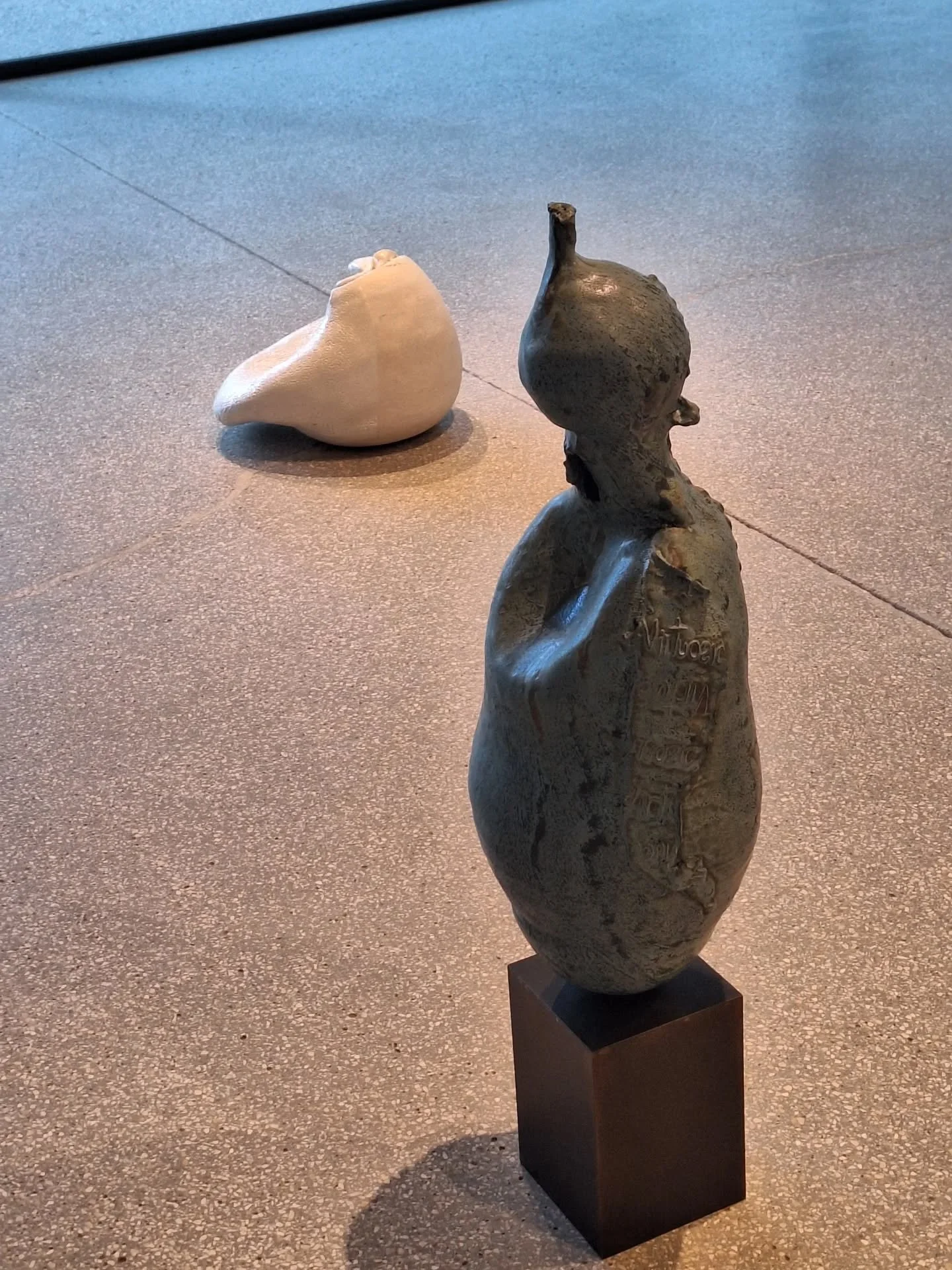 O &uacute;ltimo fim-de-semana na @albuquerquefoundation foi marcado por um di&aacute;logo cr&iacute;tico com a cer&acirc;mica enquanto campo expandido.

A inaugura&ccedil;&atilde;o de Nature Boy, de Phoebe Collings-James, apresentou obras onde a mate