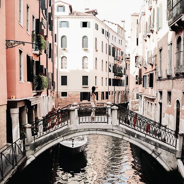 life seems to have gotten in the way but I finally just published a long overdue blog post! VENICE ✨ link in bio to check it out ☝🏻