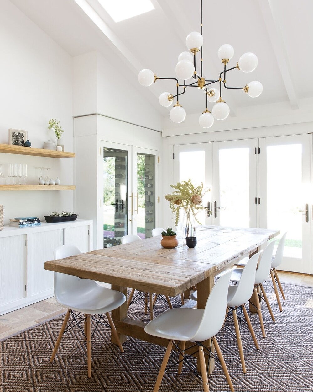 Forever obsessing over this gorgeous pendant lighting from @visualcomfort that seamlessly ties together the  #CalistogaVacationHome dining area. 

Photography Credit: @meghancaudill