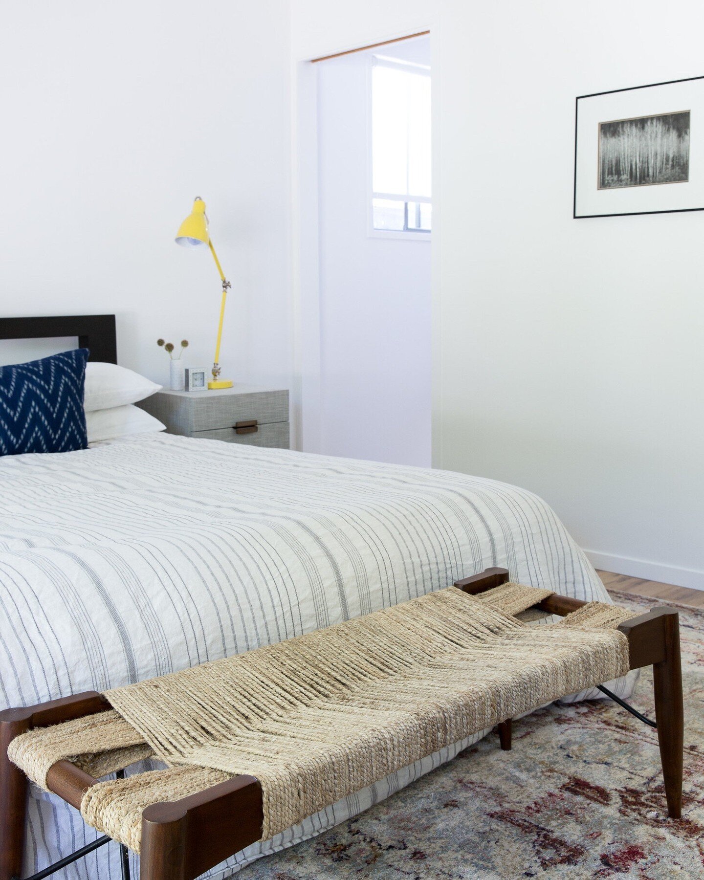 This woven footboard bench by @cb2 in our #SanRafaelMidCenturyModern project is the perfect touch of natural fibre to this midcentury bedroom.

Photography Credit: @meghancaudill