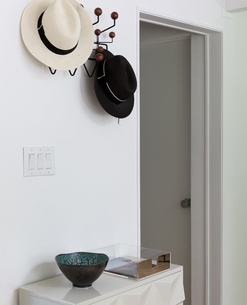 It&rsquo;s all in the details when it comes to our #SanRafaelMidCenturyModern entryway - like these retro mounted hooks and this gorgeous catch all console by @westelm. ⁠
⁠
Photography Credit: @meghancaudill
