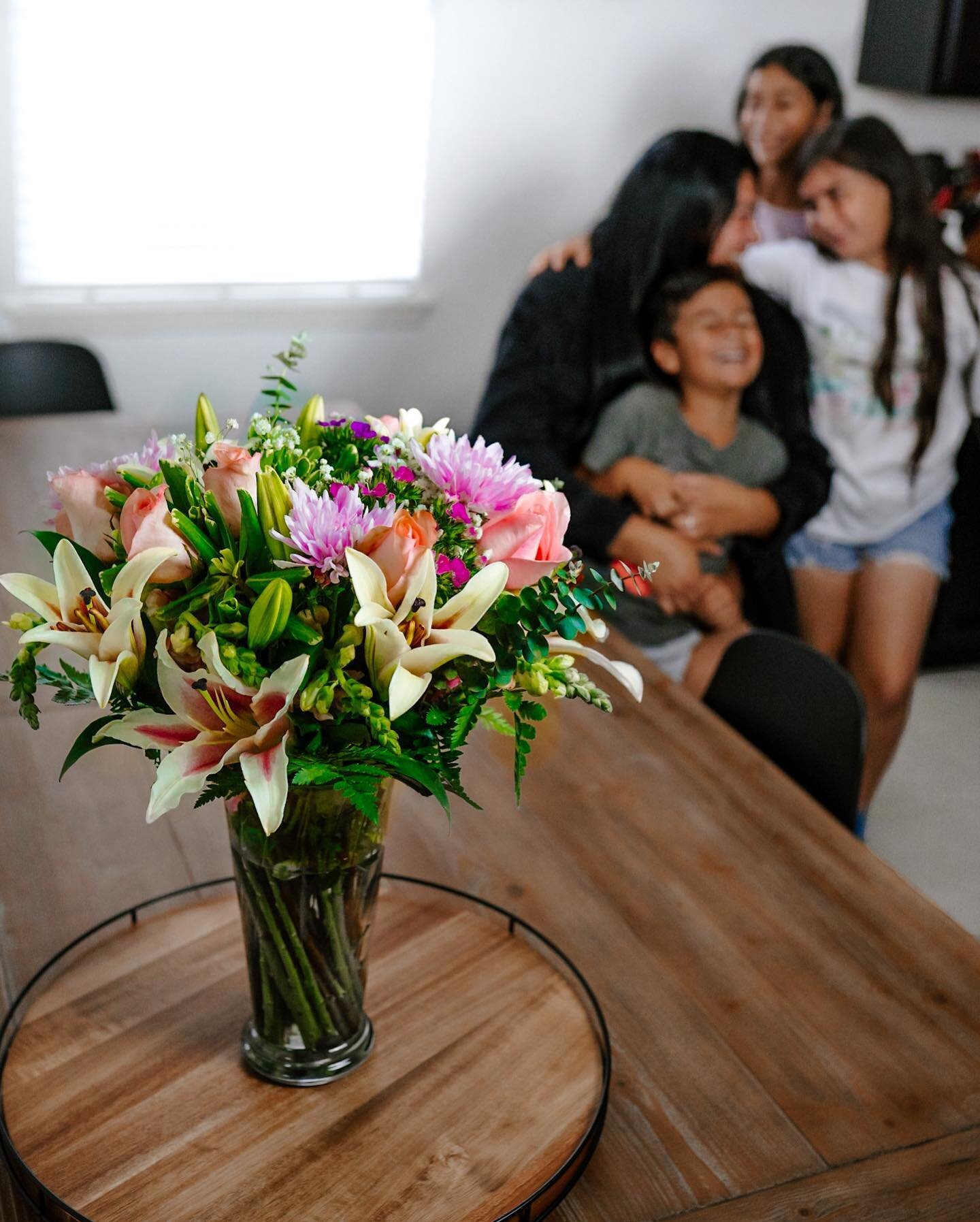 Feliz d&iacute;a de las madres! 💐
#momismySHEro #1800flowers #ad

I just received that text from my dear friend, @sophiajazminee &amp; my heart exploded. 🥹

While Mother&rsquo;s Day is this Sunday here in the U.S., they are celebrating in Mexico to