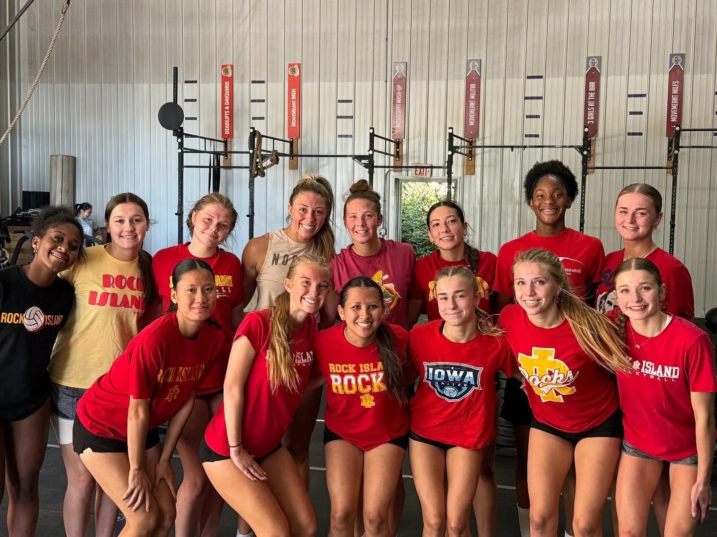 The ladies of @rockislandvolleyball brought the energy, effort and excellence today! Way to finish as a team!

Great job Coach @alaxandriab. 

📍@themovemeantqc 

#3eathlete #3estrong #energy #effort #excellence #volleyball