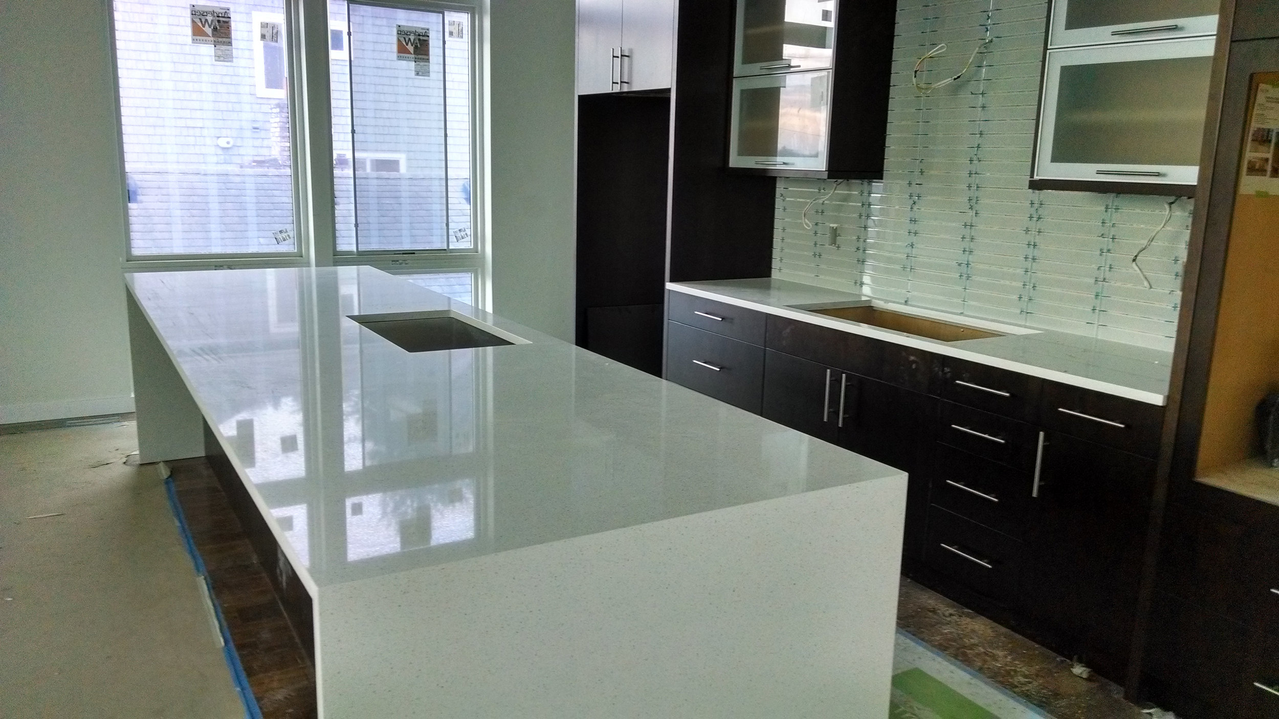 Mitered waterfall quartz material