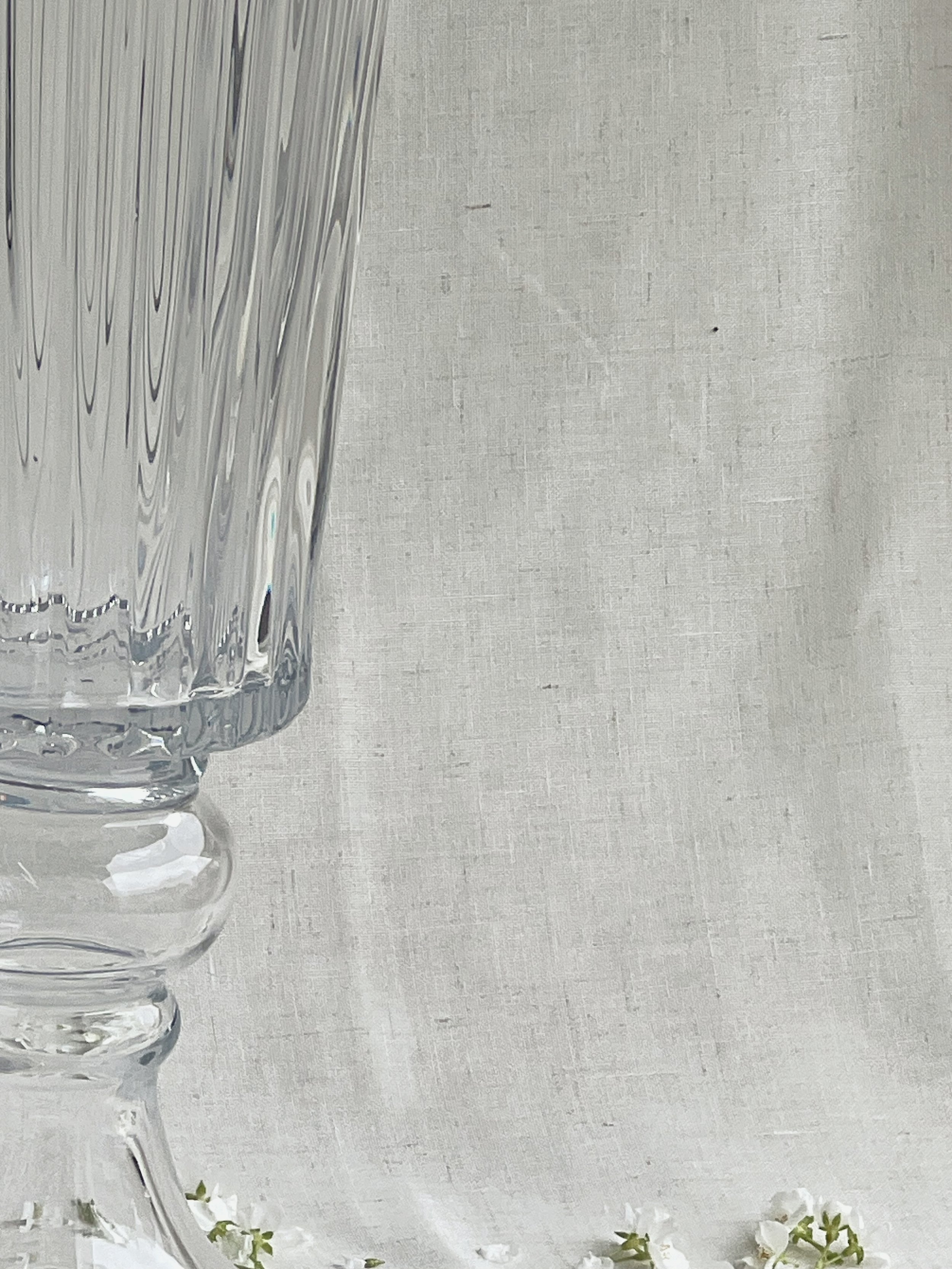 PLEATED GLASS 32" PEDESTAL