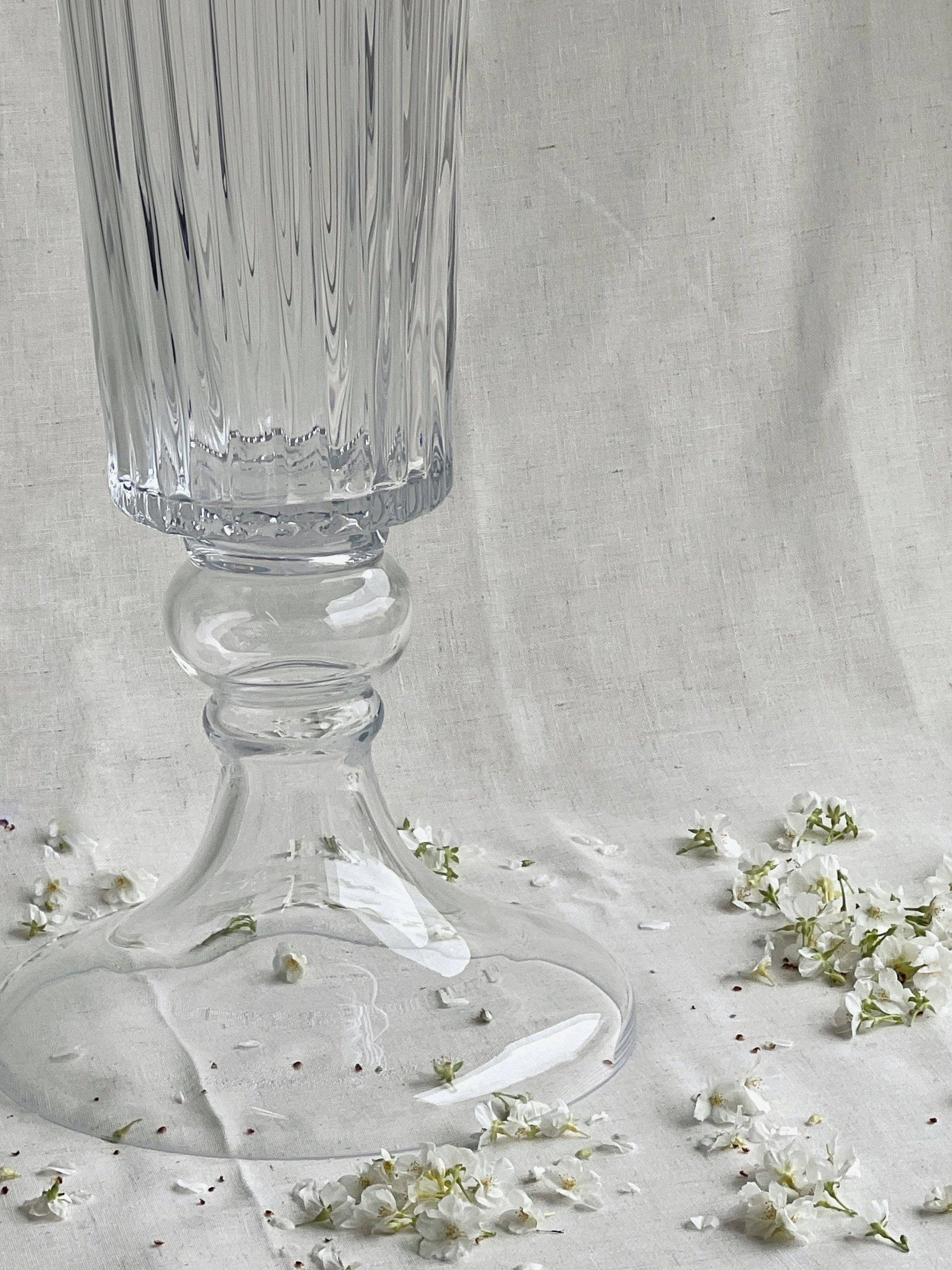 PLEATED GLASS 32" PEDESTAL