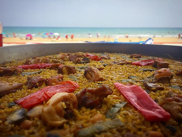 Nothing better than backyard paella when you have a backyard like @linares_alvr