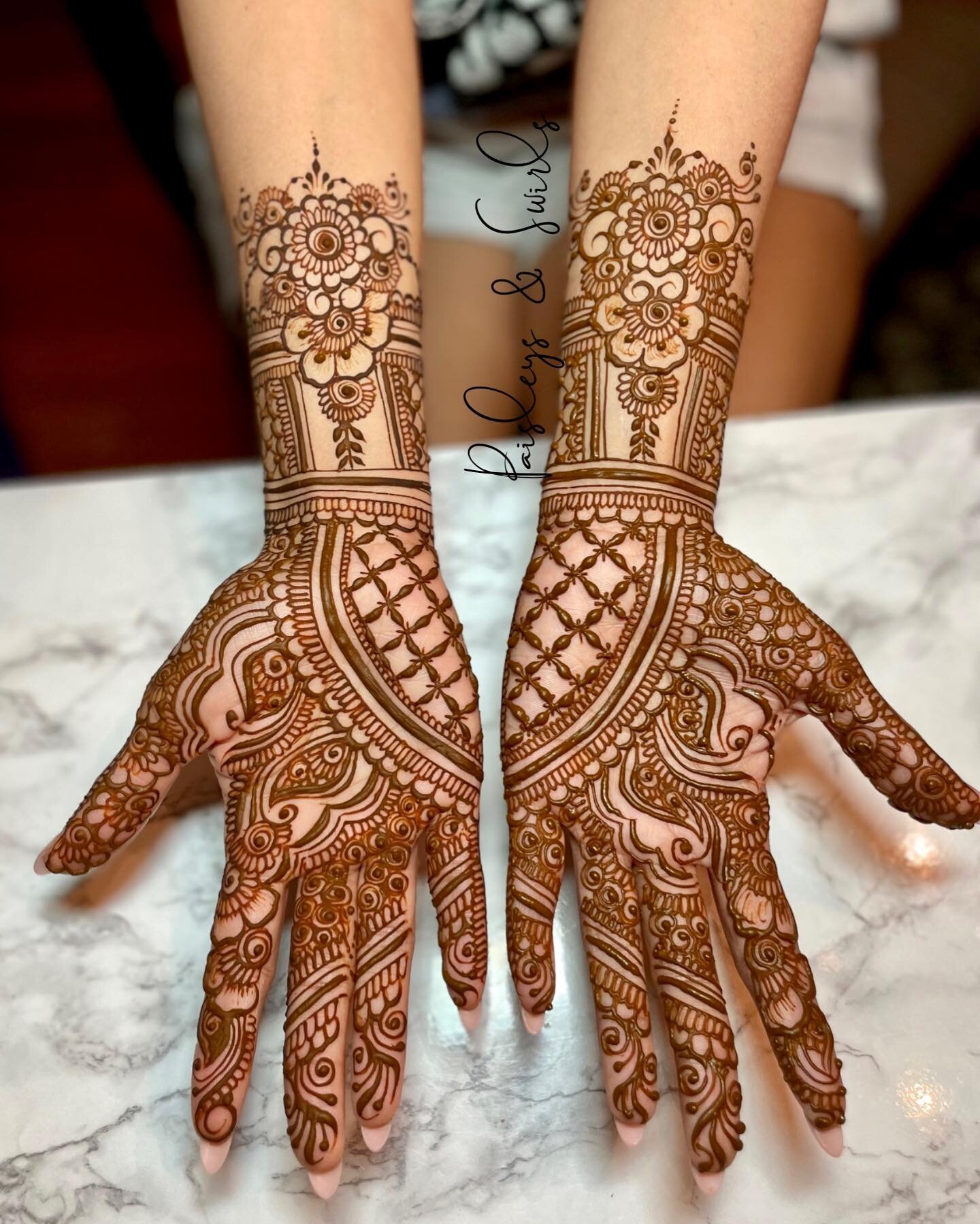 Bridal Henna for Princy ! She booked online on my website - the best way to do it :) such a seamless experience! 
.
.
.
.
#houstonhenna #hennahouston #houstonmehndi #houstonbridalhenna #houstonbridalmehndi #texashenna #professionalhennaartist