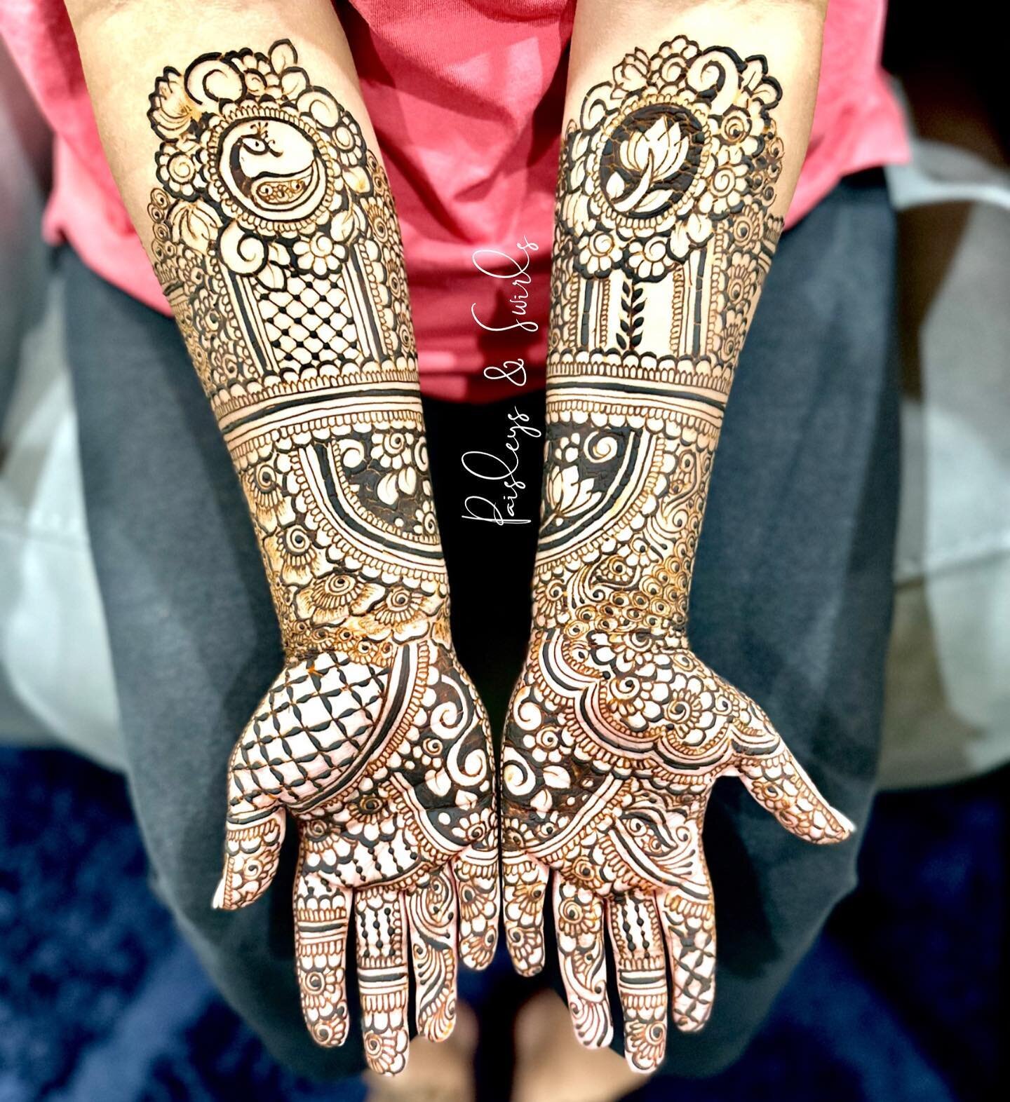 Bridal Henna for Pooja! A fun two days of work combined with a little singing in the background from Love is Blind in the :) 
.
.
.
.
.
#houstonprofessionalhenna #houstonhenna #houstonmehndiartist #houstonmehndi #houstonhennaartist #texashenna #brida