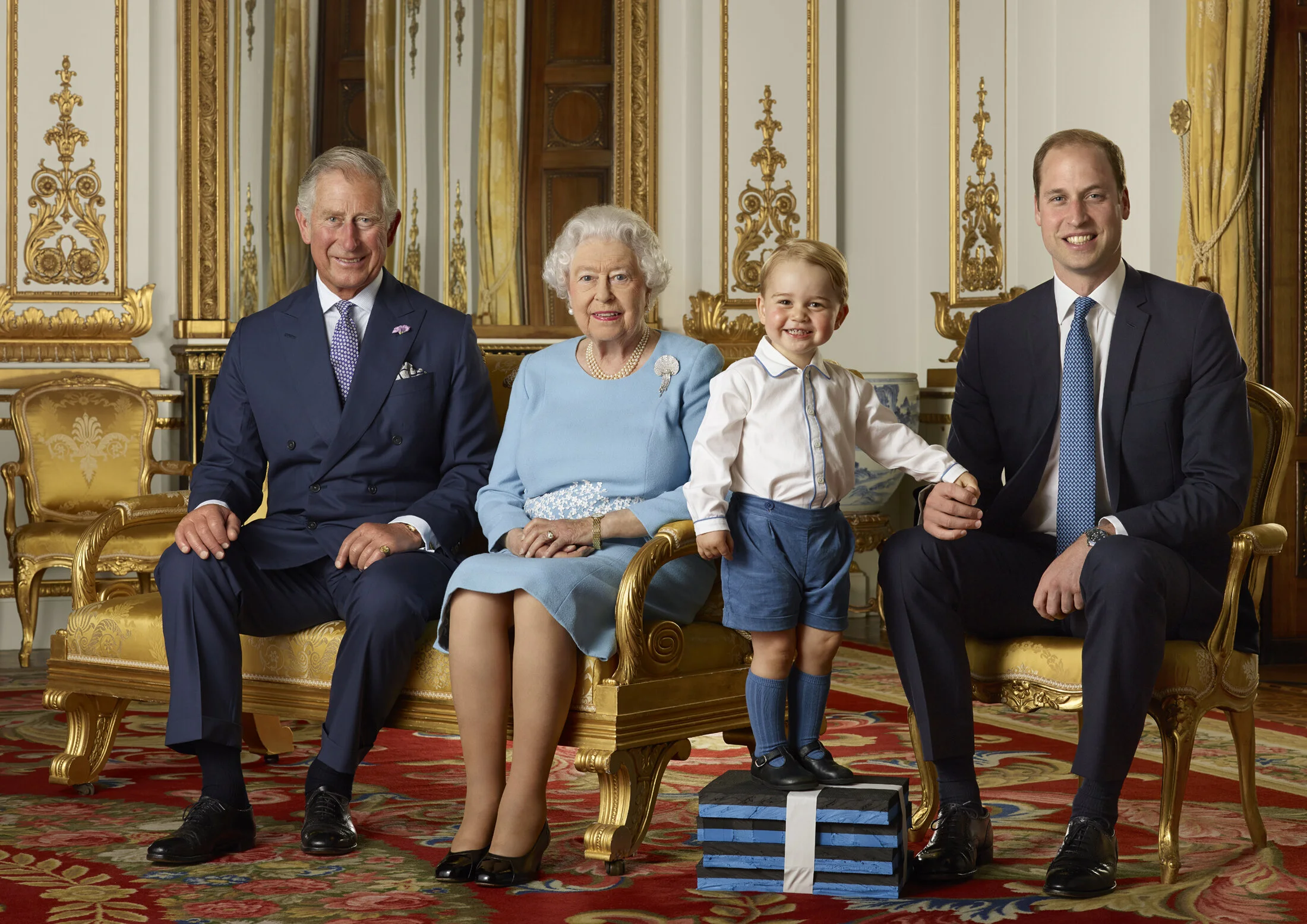 RanldMackechnie.The+Queen's+90th+Birthday+Special+Stamp.+Royal+Mail-2.jpg