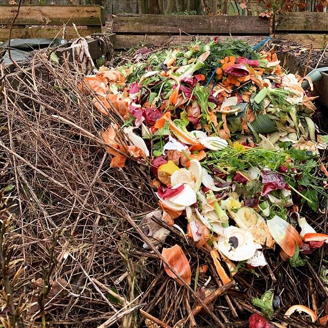 Fantastic composting at de Hoornebeog. A big three bay producing black gold for the garden. It&rsquo;s all about the soil and micro organisms if you want to most tasty and vitamin rich fruit and veg. A delivery of rich organic matter we are adding to